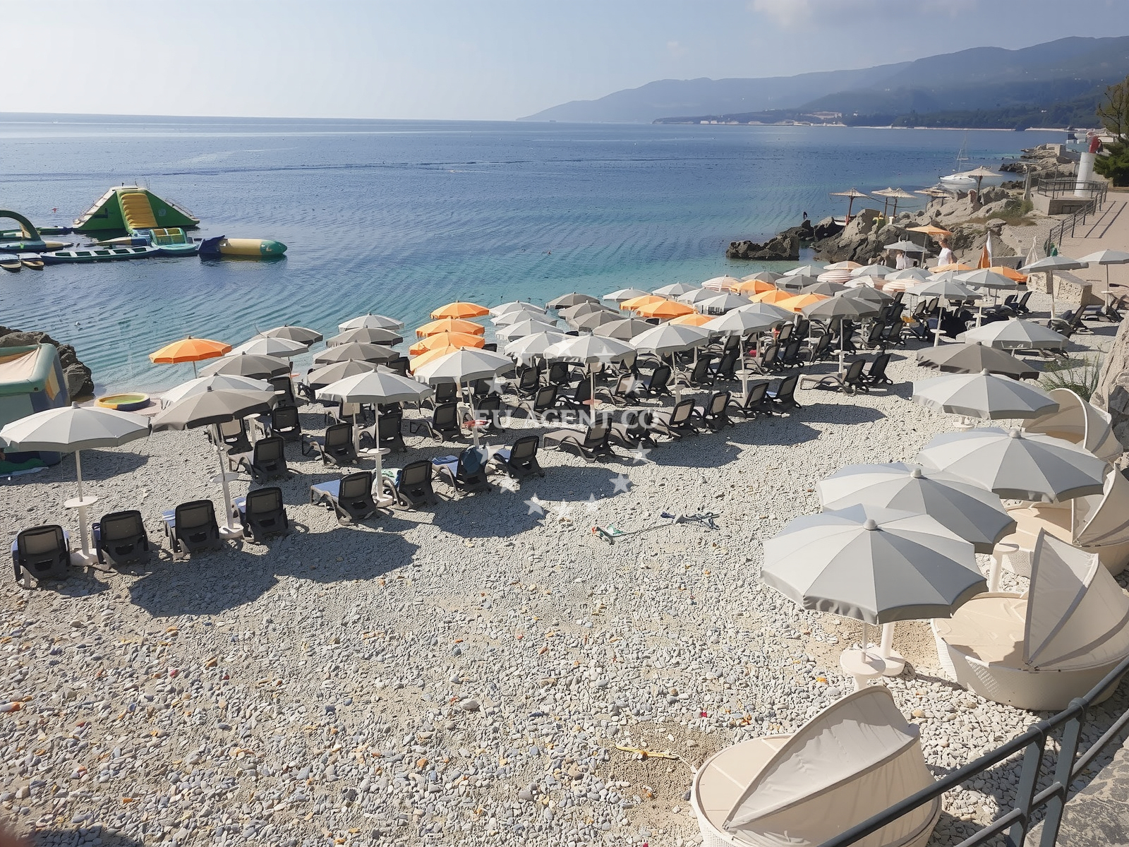 Beach facilities and surroundings at Maro Family Beach in Girandella 11, Rabac