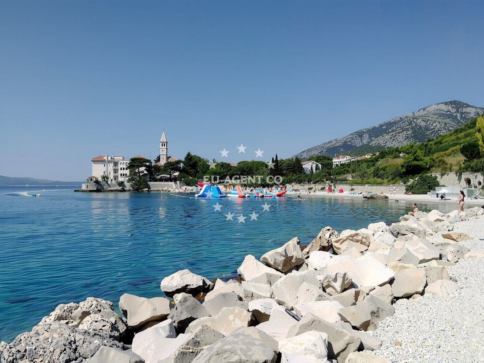Beach facilities and surroundings at Martinica beach in David cesta 26A, Bol