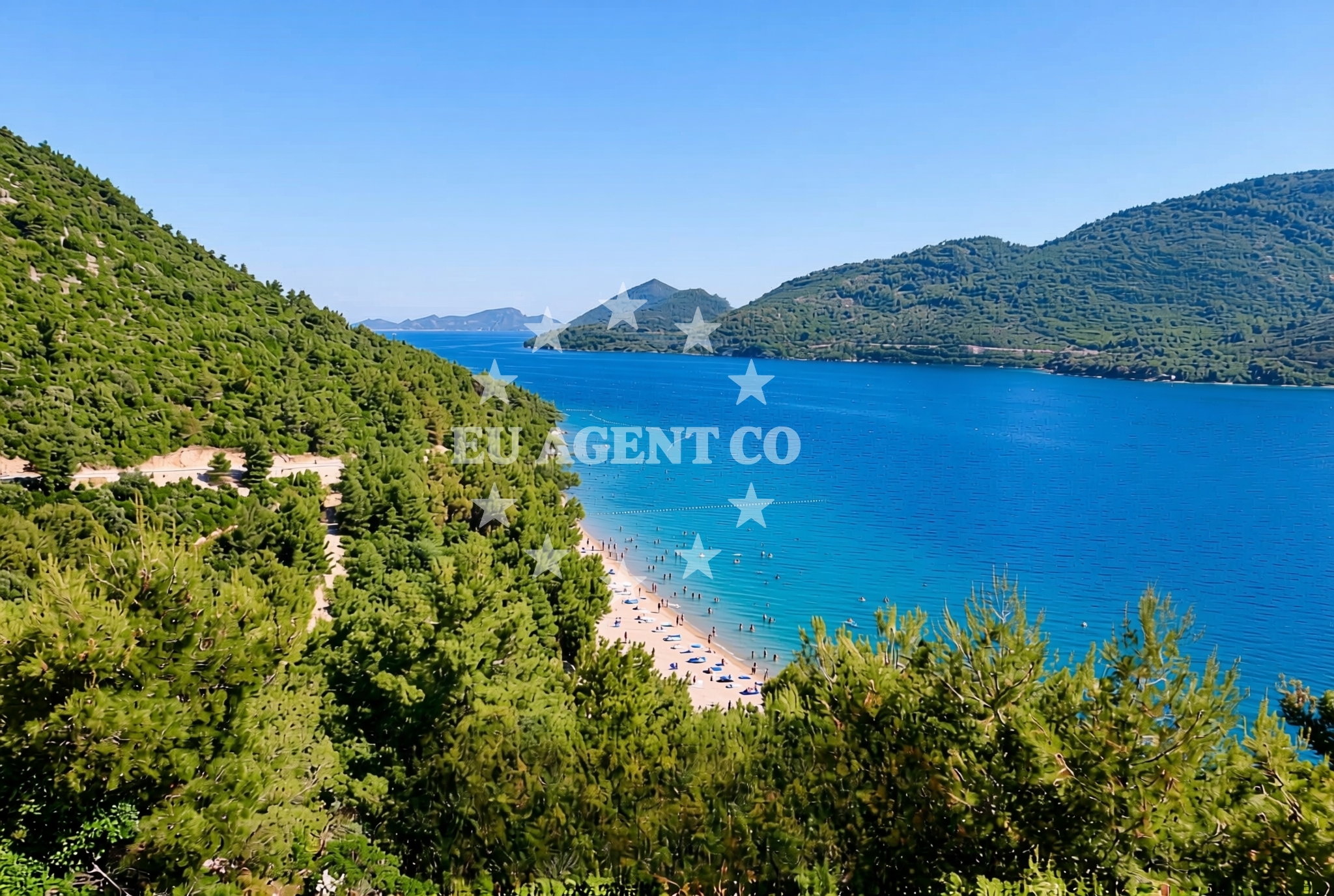 Shoreline and swimming area at Maslina, Zamaslina Beach in Maslina