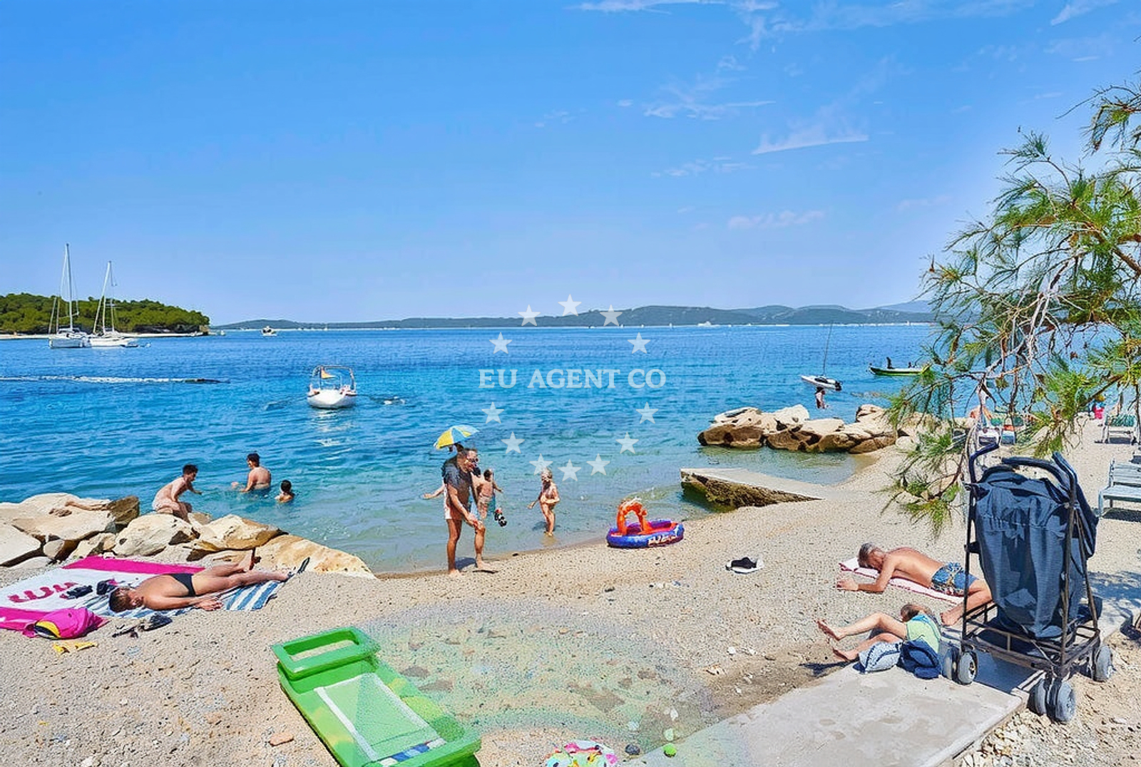 Additional view of Maslinica beach in Obala braće Marchi 19, Maslinica, Grohote