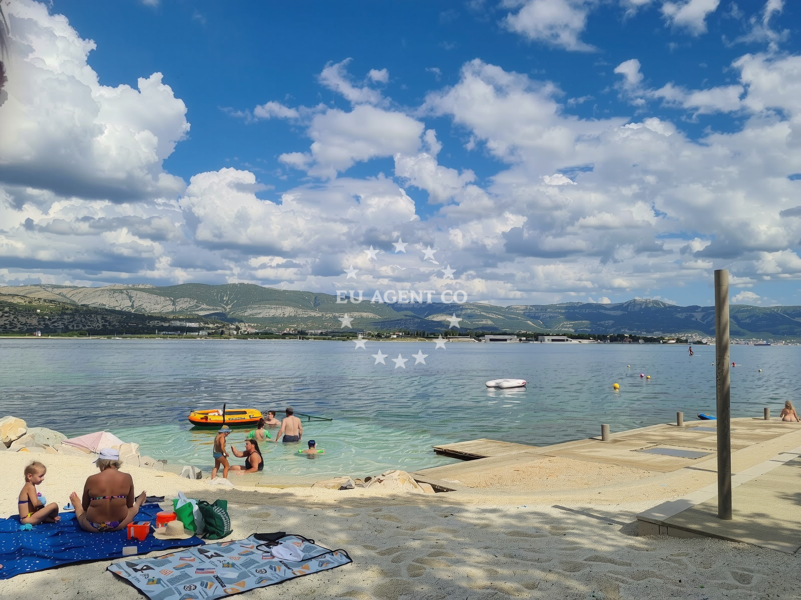 Overview of Mastrinka Beach in Put Sv. Križa 54, Trogir