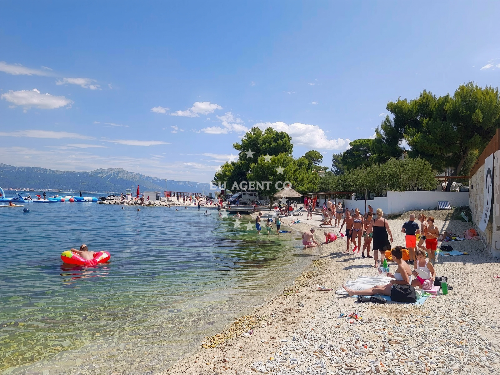 Shoreline and swimming area at Mastrinka Beach in Put Sv. Križa 54, Trogir