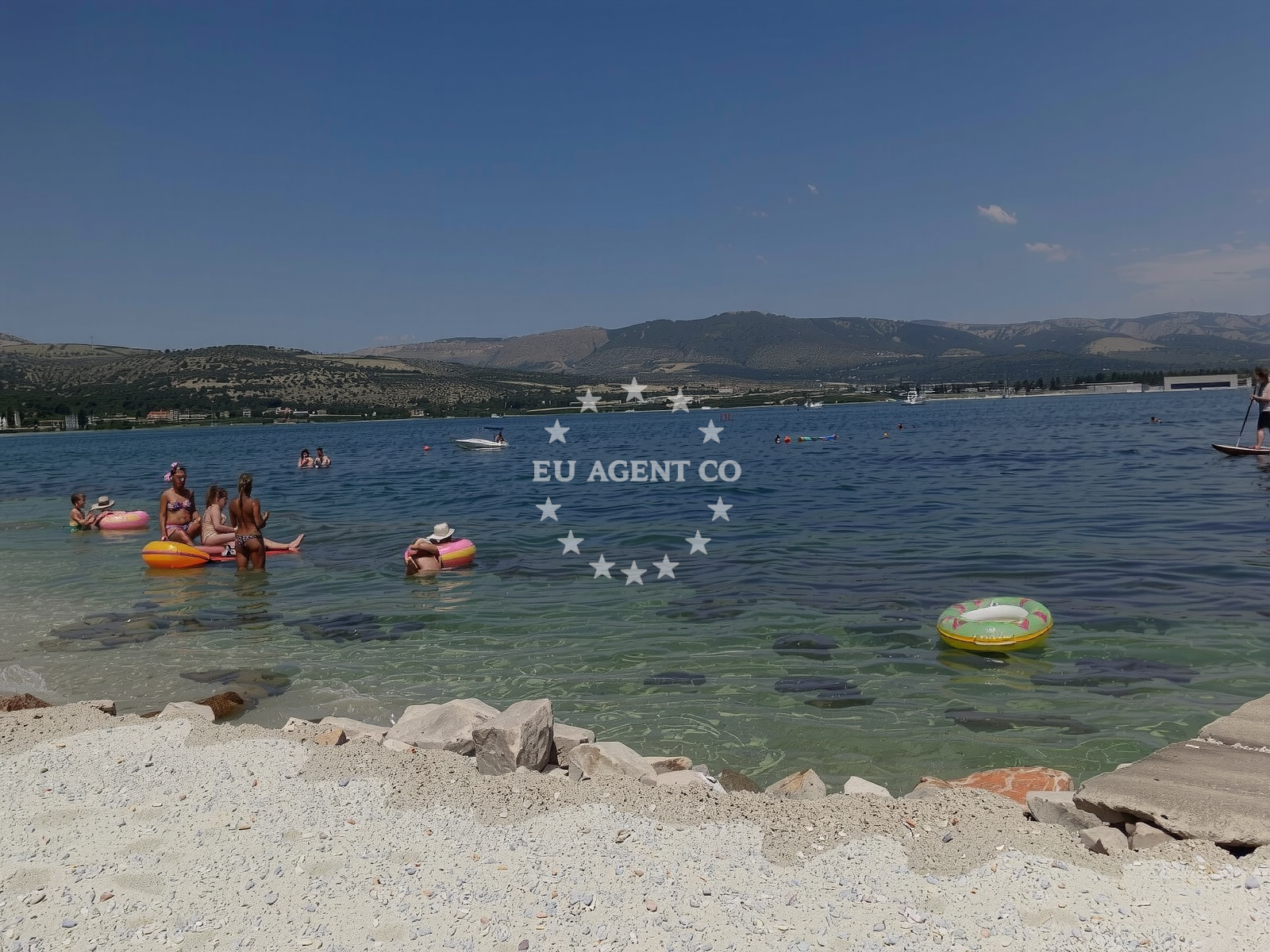 Beach facilities and surroundings at Mastrinka Beach in Put Sv. Križa 54, Trogir