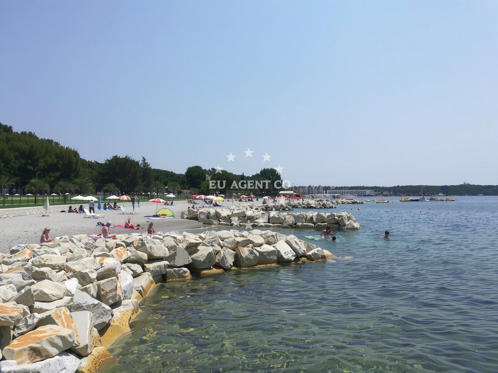 Beach facilities and surroundings at Materada beach in Materada 31, Poreč