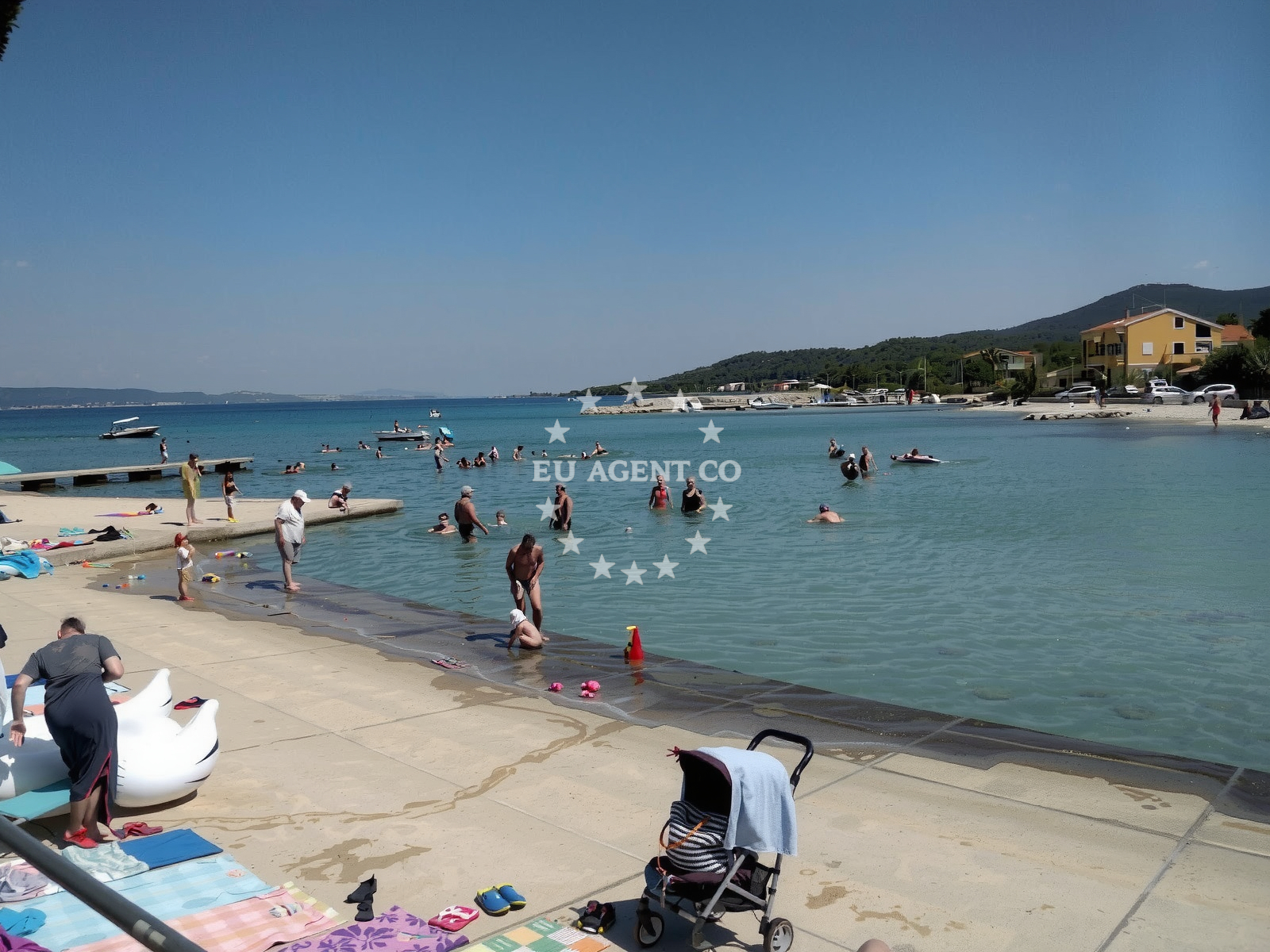 Beach facilities and surroundings at Matlovac beach in II ulica br. 15, Ždrelac