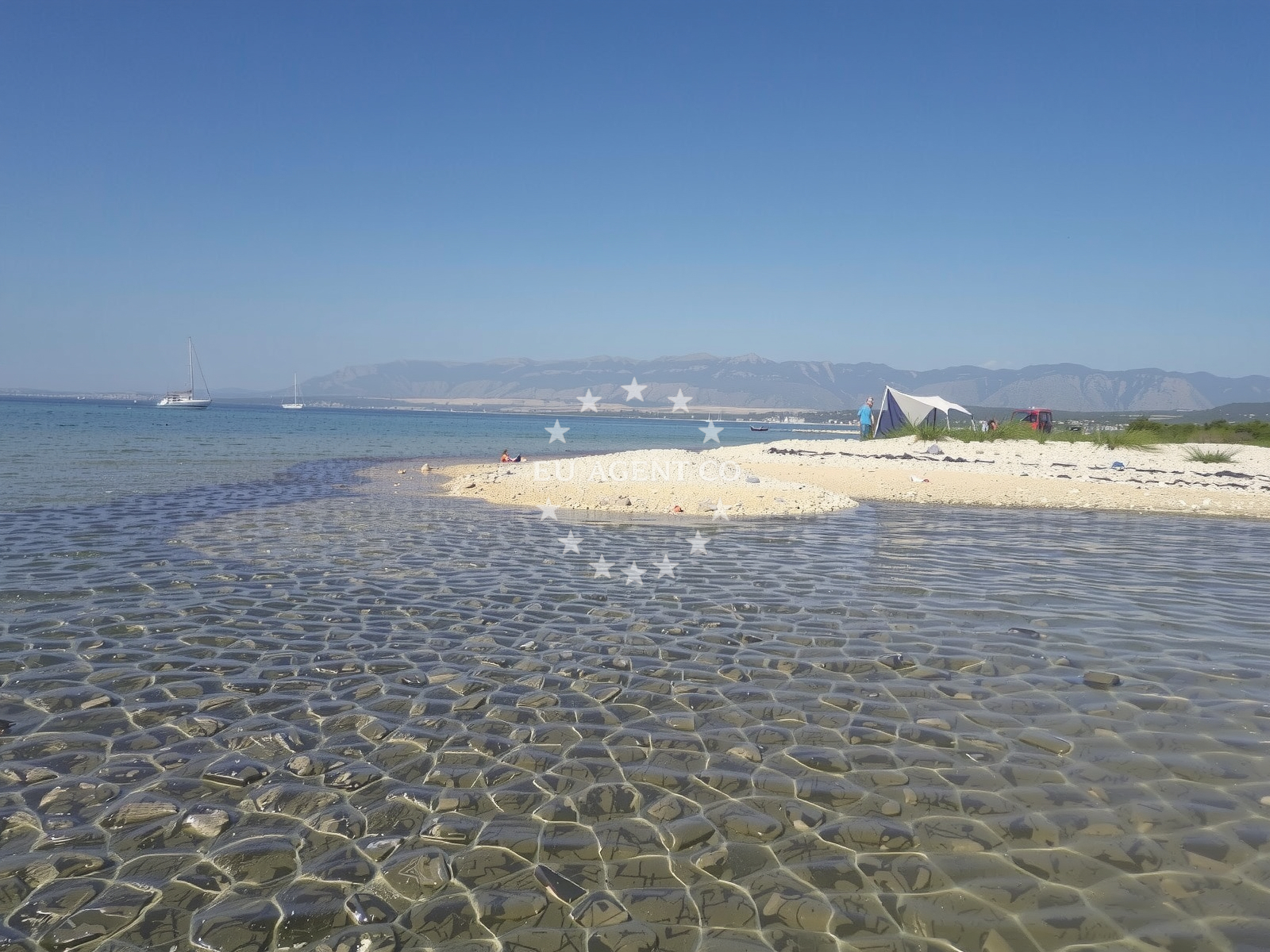 Beach facilities and surroundings at Maun beach in Ulica Splitska 3, Mandre