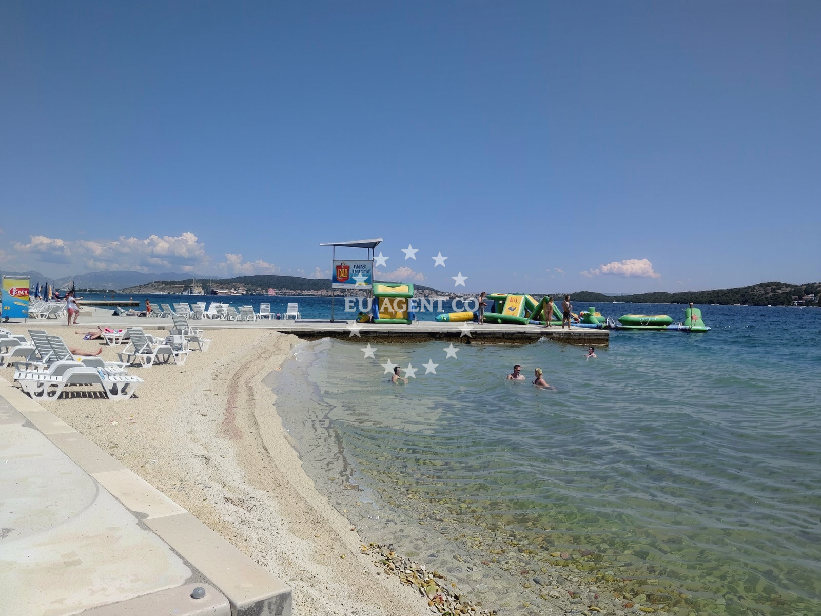 Overview of Medena beach in Hrvatskih žrtava 187, Trogir
