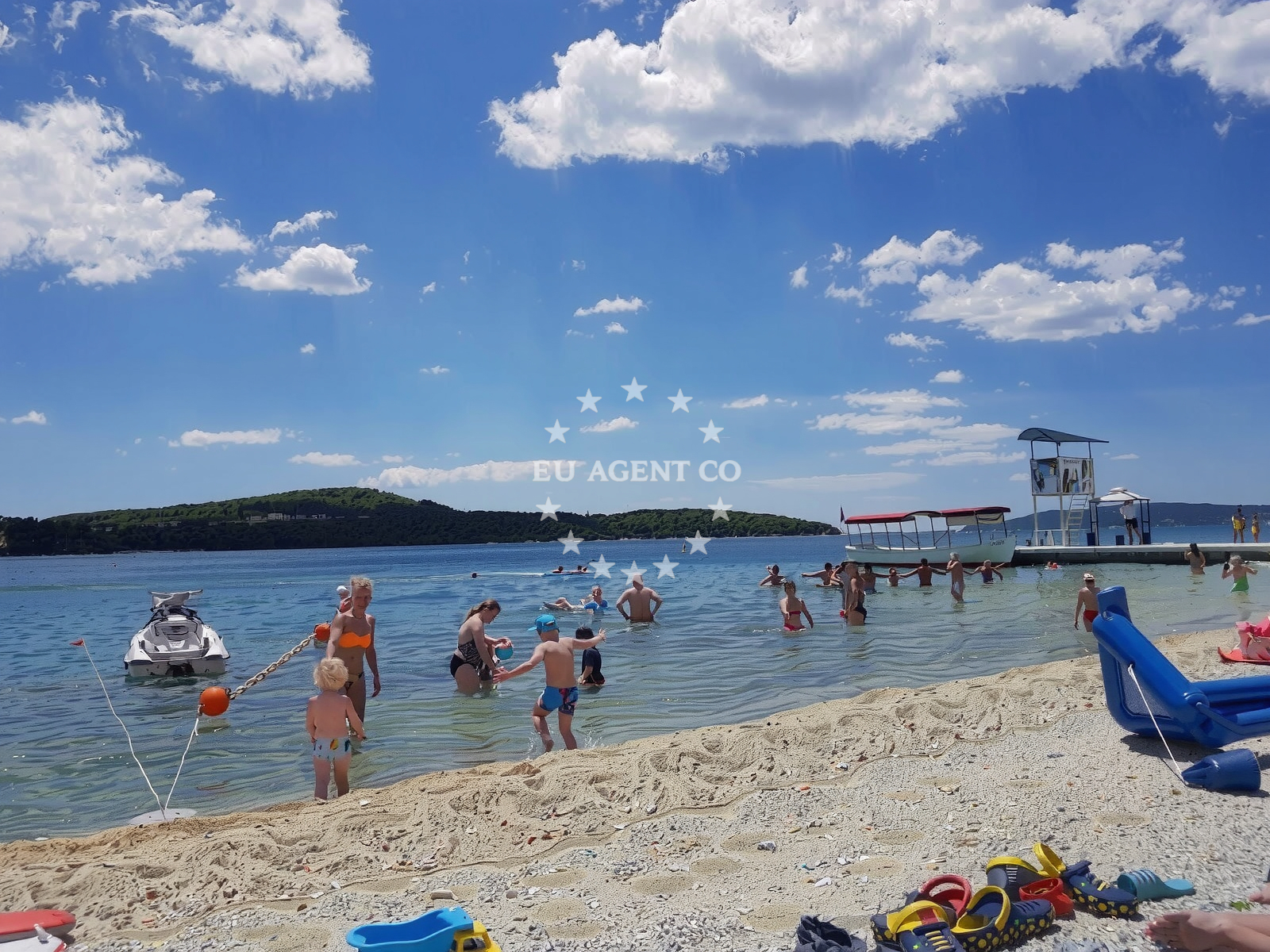 Beach facilities and surroundings at Medena beach in Hrvatskih žrtava 187, Trogir