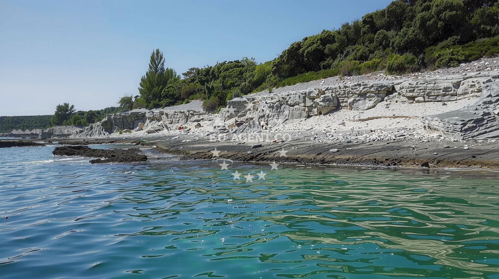 Shoreline and swimming area at Mezoporat beach in Kavran 3b, Kavran