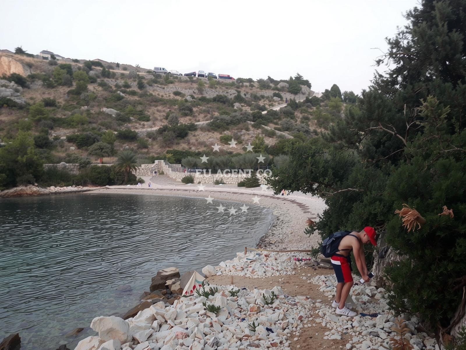 Beach facilities and surroundings at Mihoj-dolac beach in Milna 1068, Milna