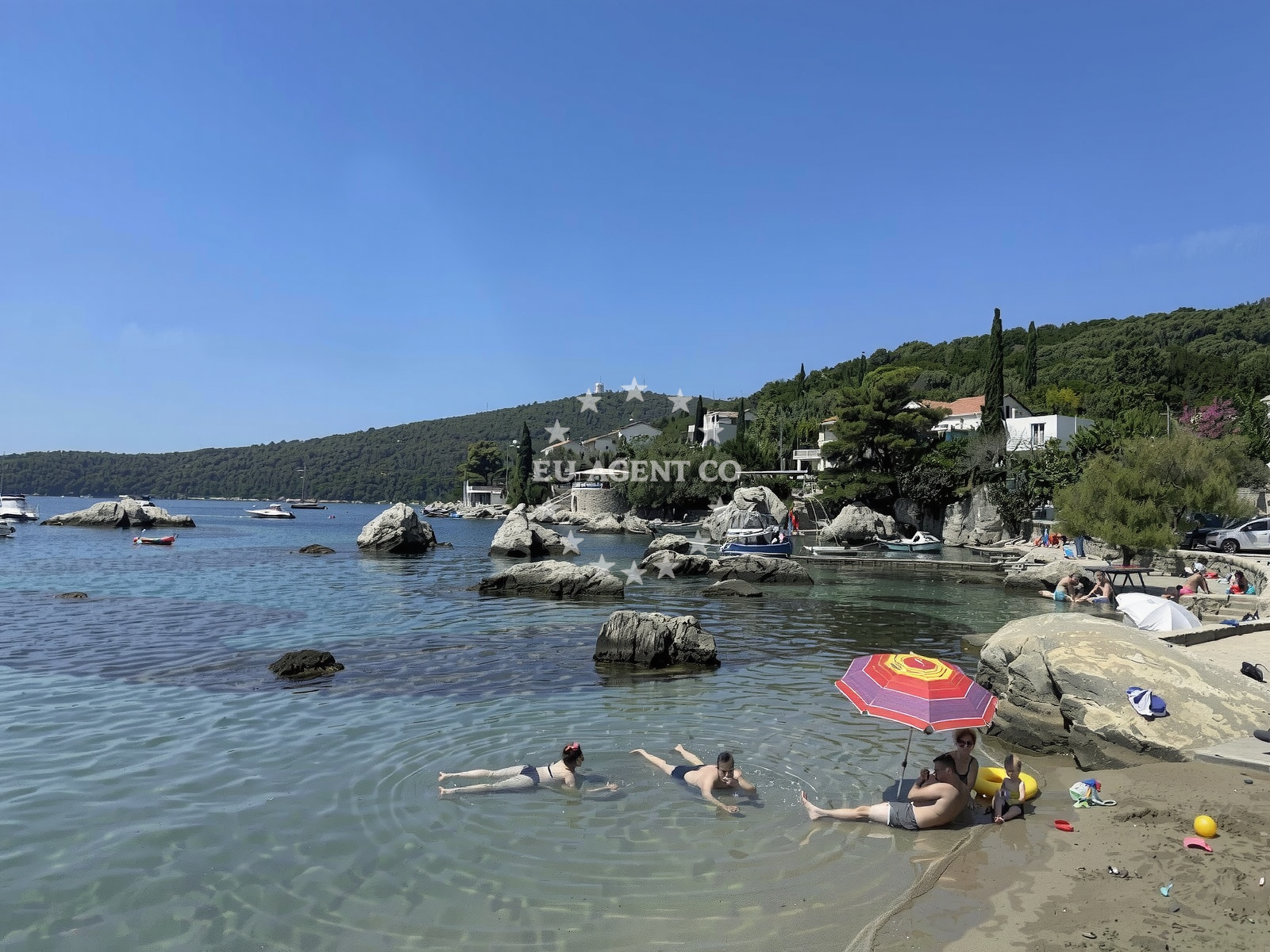 Sea and coastal view of Mikas Molunat Beach in Molunat 61, Molunat