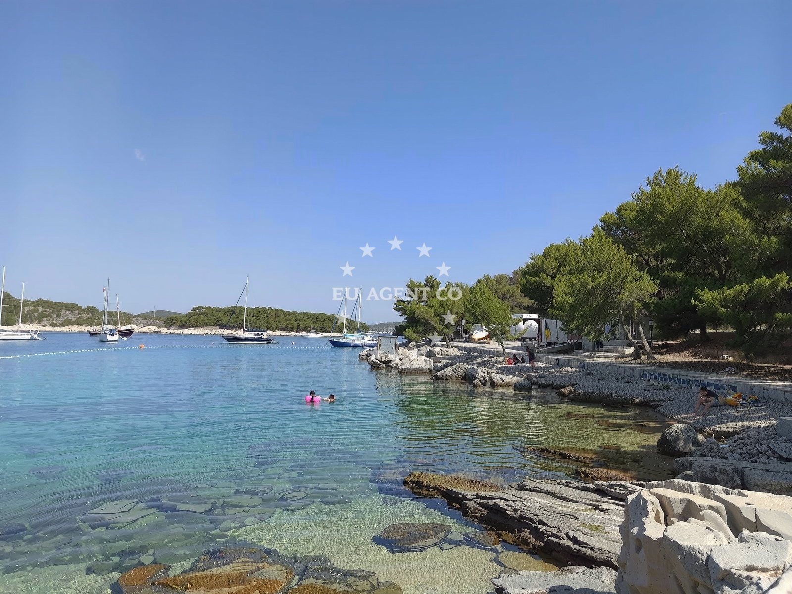 Beach facilities and surroundings at Mlini Beach in Ivana Božitkovića 21, Hvar