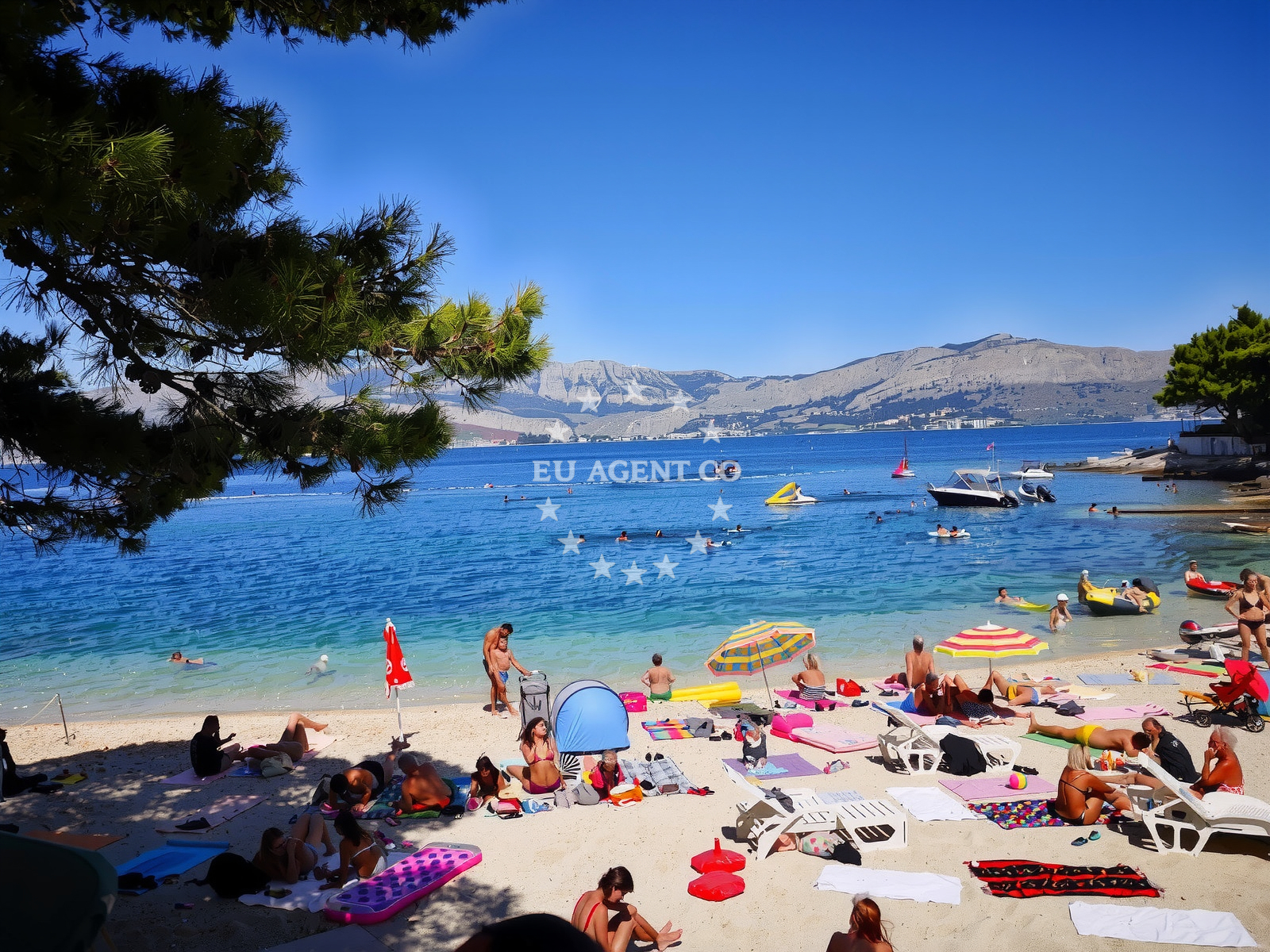 Overview of Molo Lozna beach in Grodac, Postira