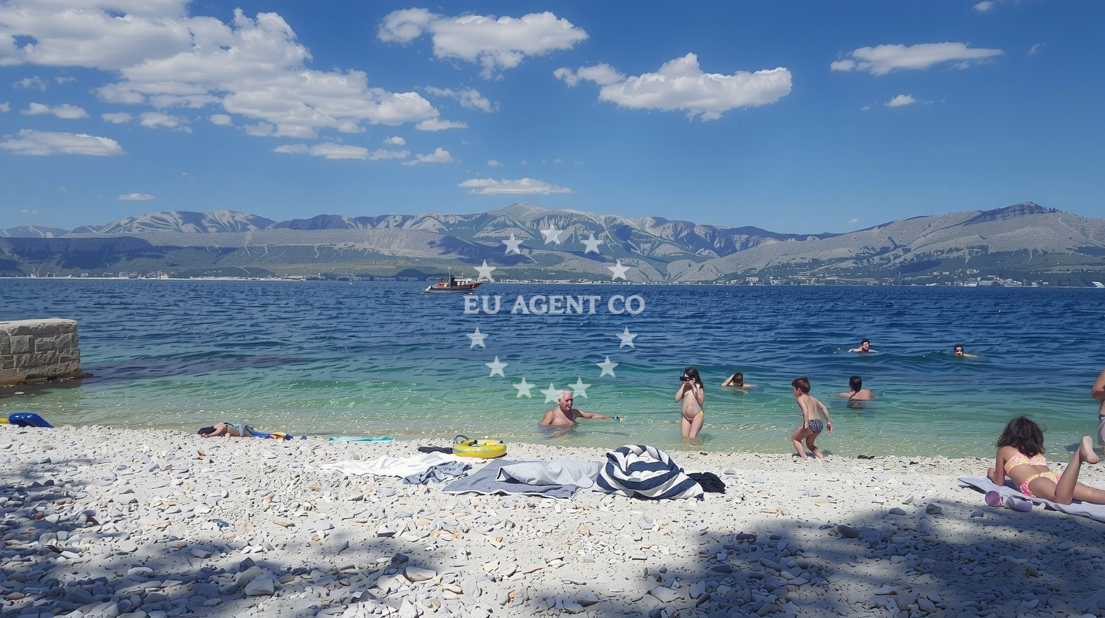 Beach facilities and surroundings at Molo Lozna beach in Grodac, Postira