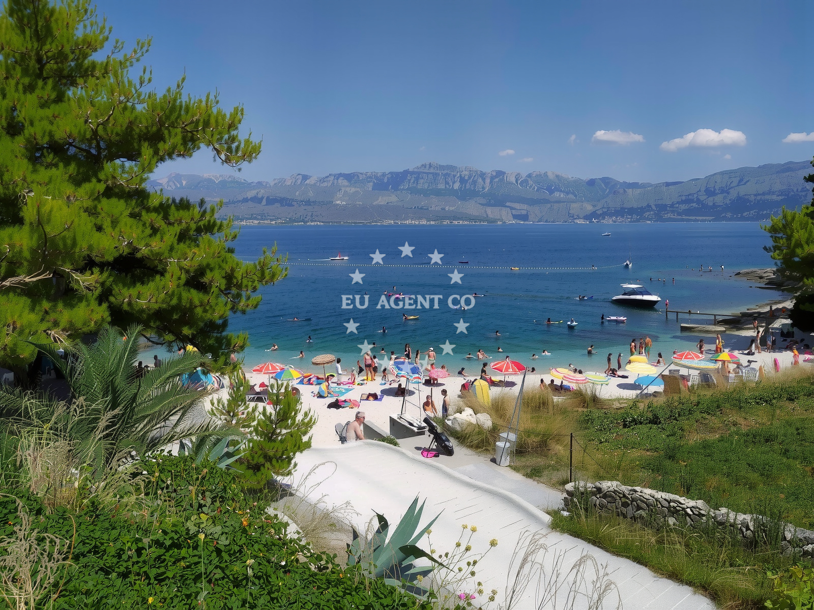 Additional view of Molo Lozna beach in Grodac, Postira
