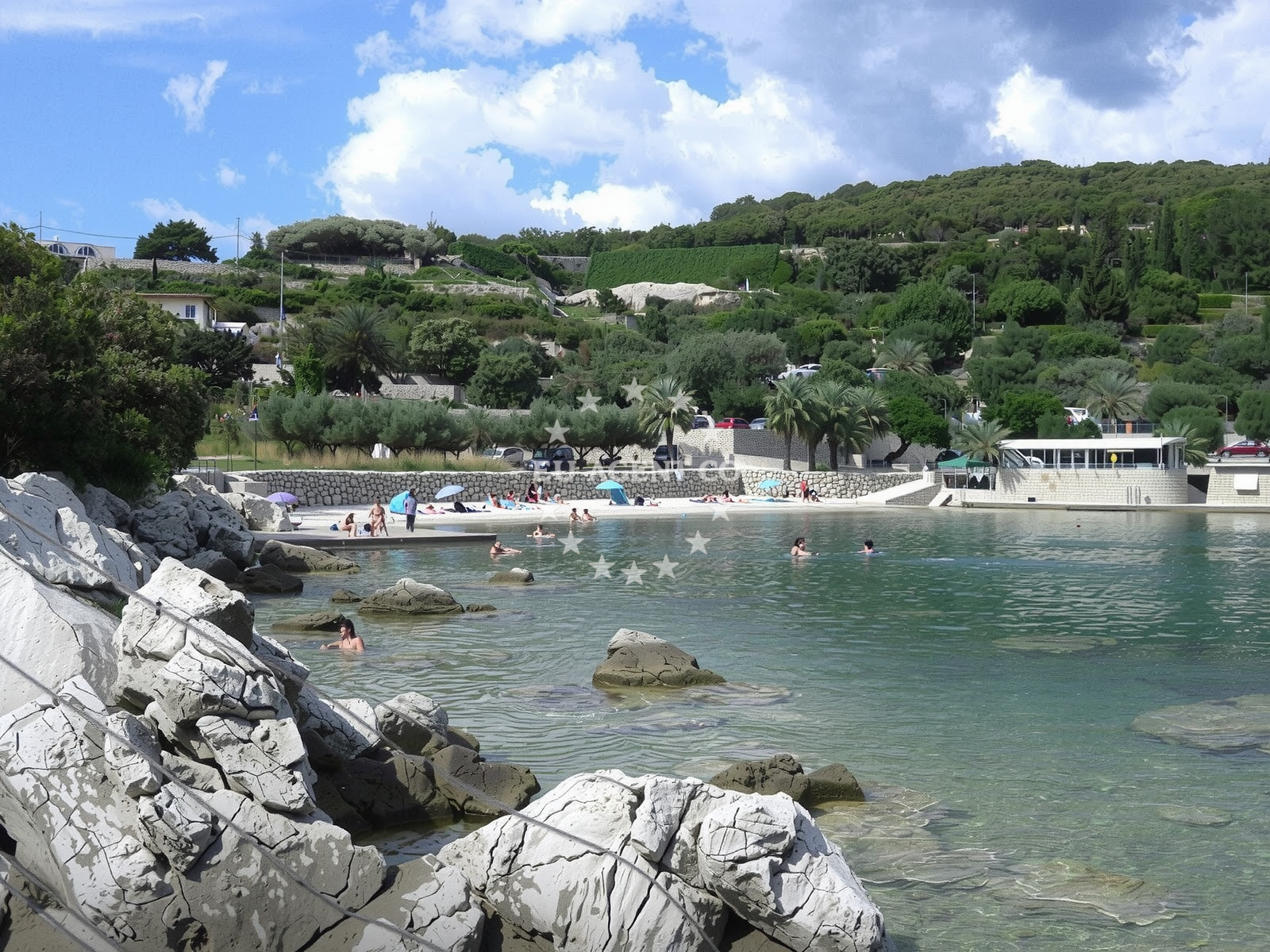 Beach facilities and surroundings at Molunat beach in Molunat 61, Molunat