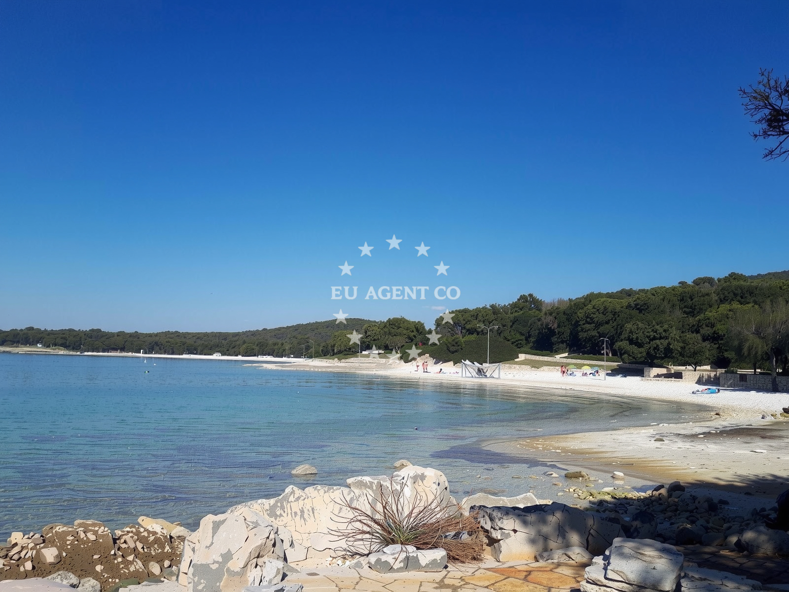 Beach facilities and surroundings at Mon Perin beach in San Pol 1, Bale