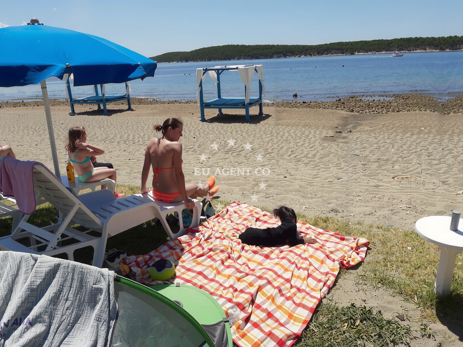 Additional view of Monty's Dog Beach in Banjol 745, Banjol
