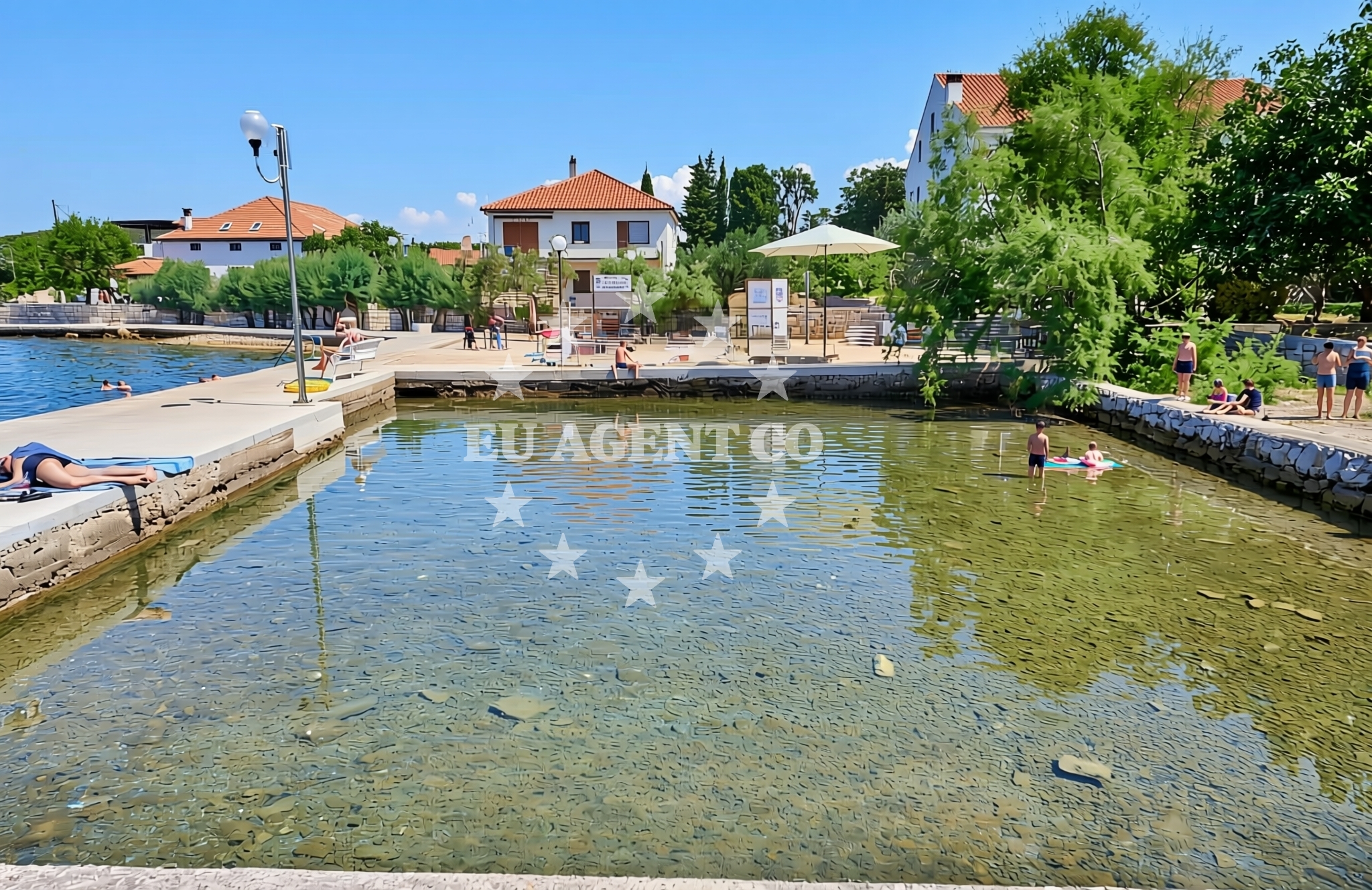Shoreline and swimming area at Muline sjever, Ugljan (Ugljan) Beach in Muline sjever