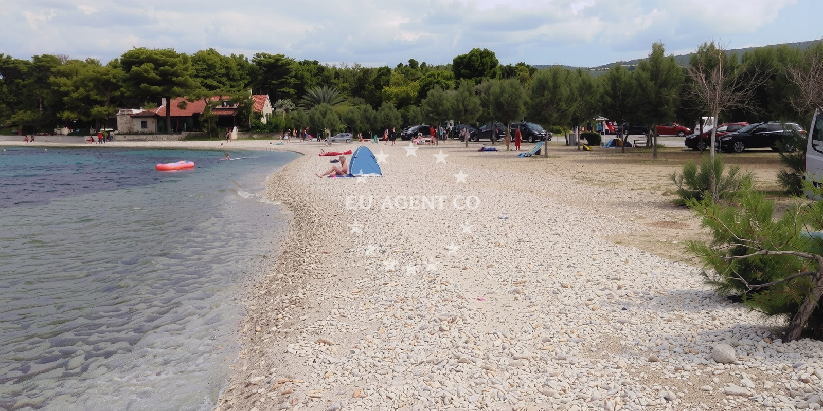 Beach facilities and surroundings at Mutnik beach in Ravan III 17, Mirce