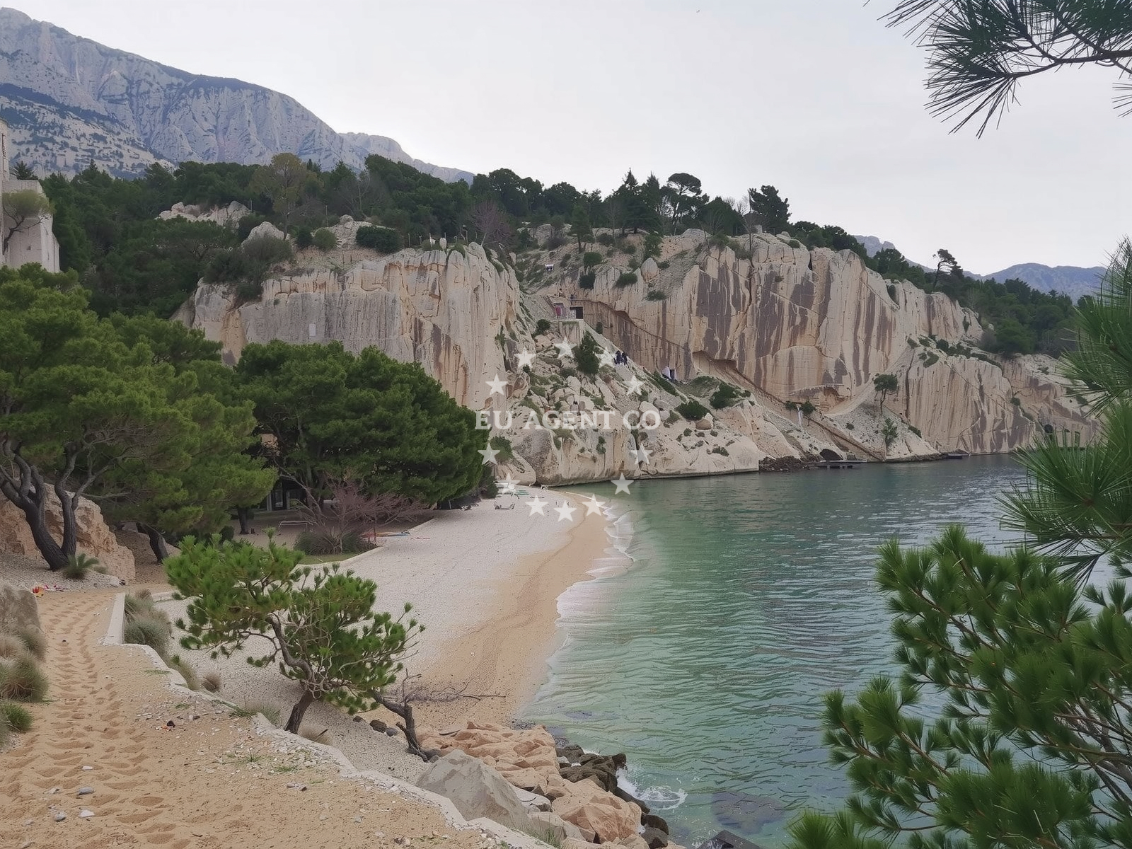 Beach facilities and surroundings at Nugal beach in Dubrova?ka 77, Makarska
