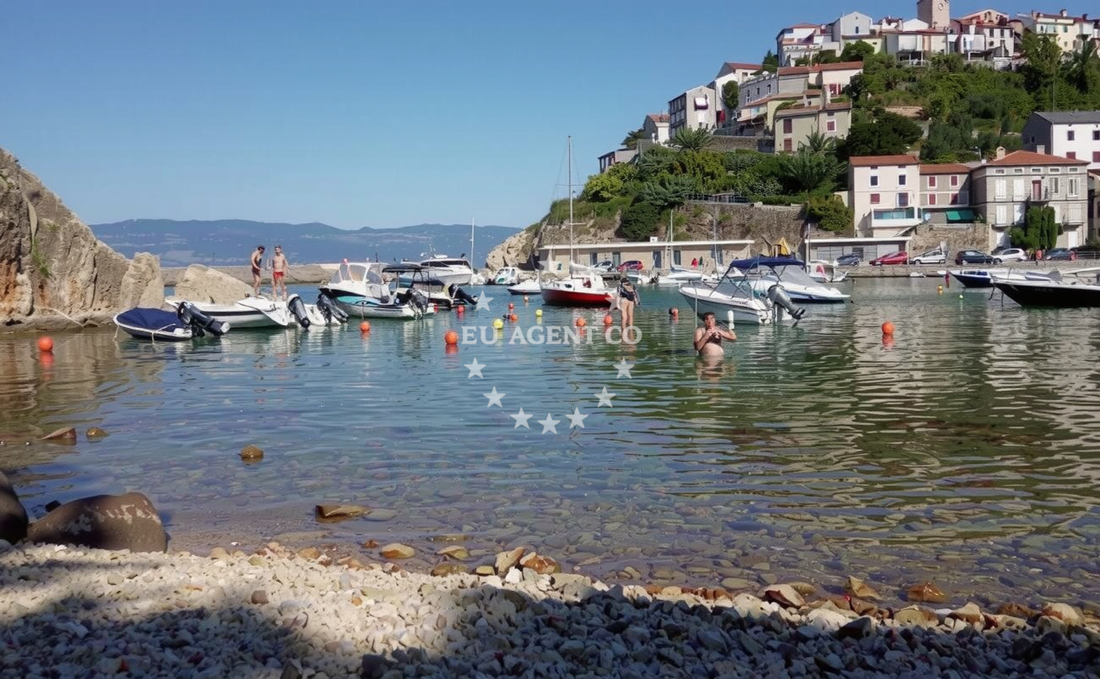 Beach facilities and surroundings at Nuluk beach in Galija 17, Vrbnik