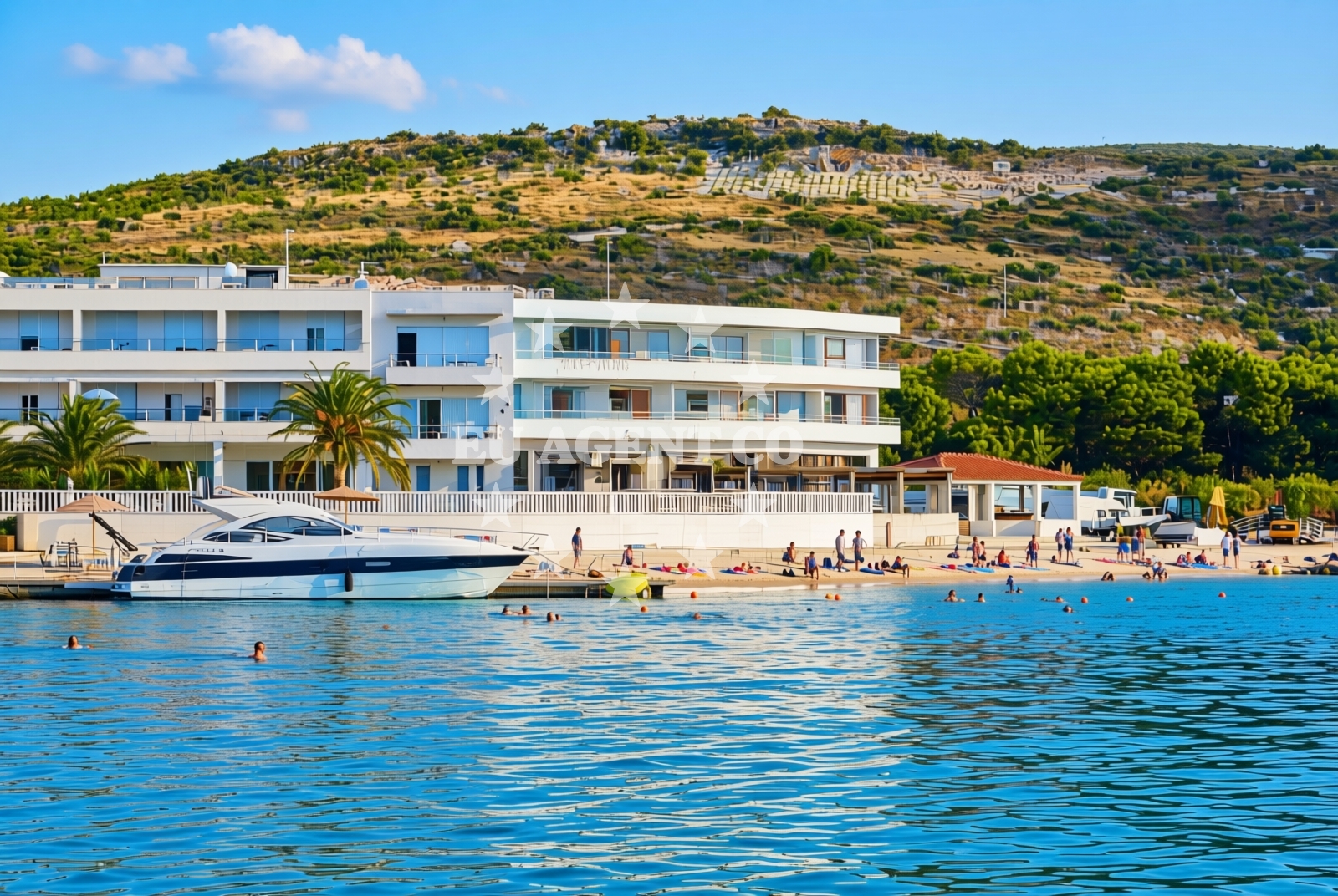 Beach facilities and surroundings at Oglavci: beaches and coves in Oglavci