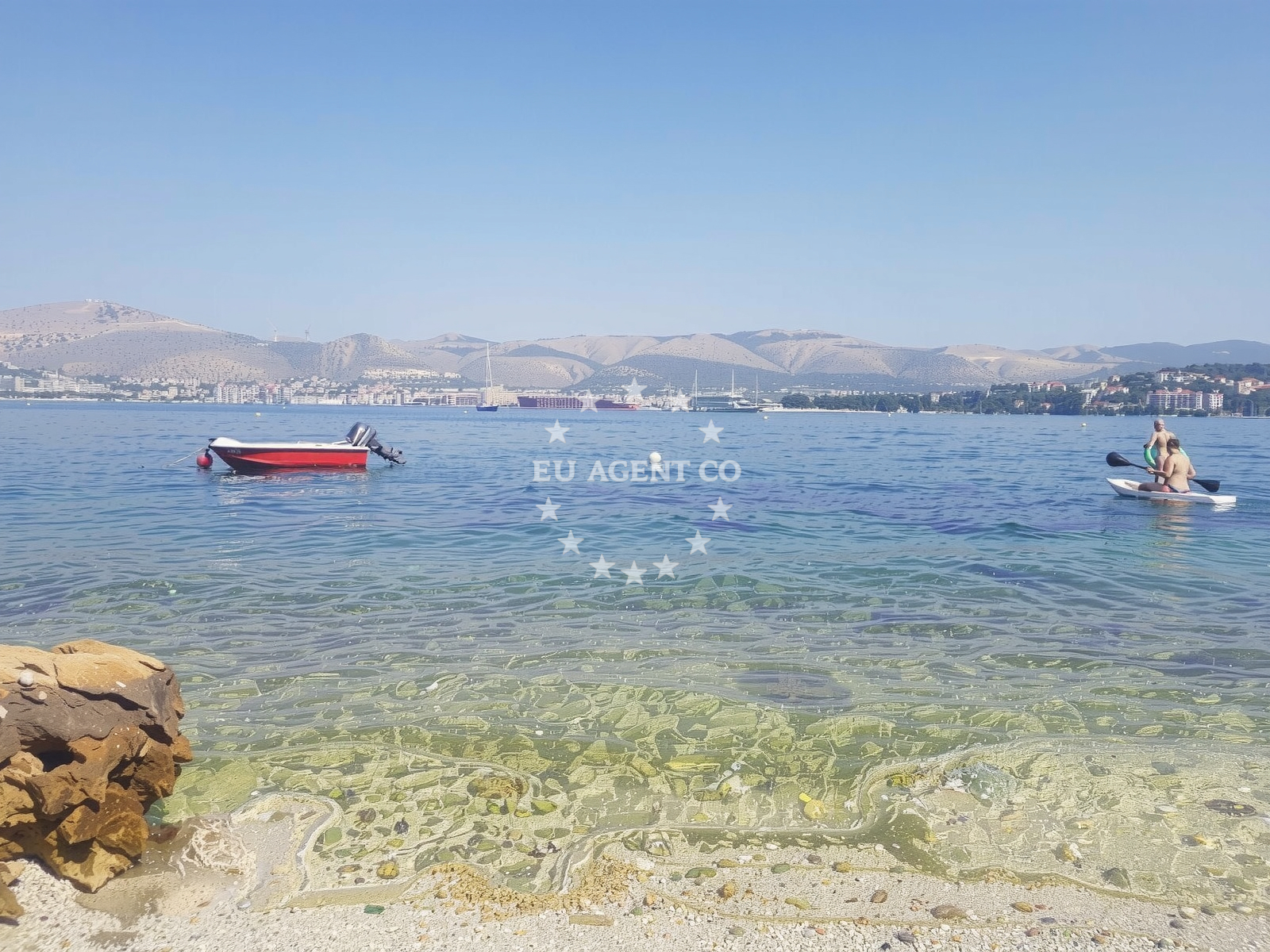 Shoreline and swimming area at Okrug Gornji II beach in Planikovica III, Trogir