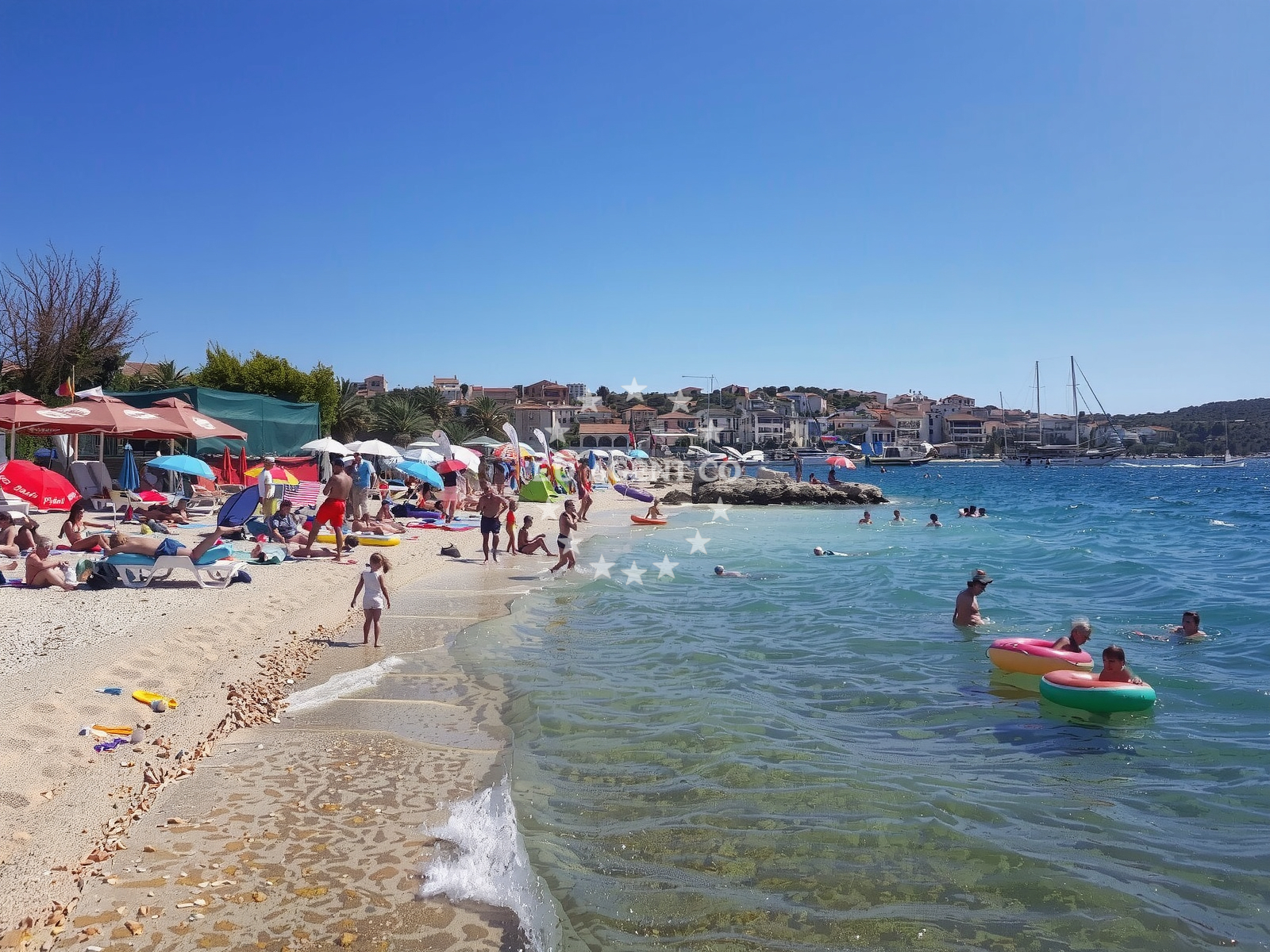 Beach facilities and surroundings at Okrug Gornji IV beach in 10 Šetalište Stjepana Radića, Trogir