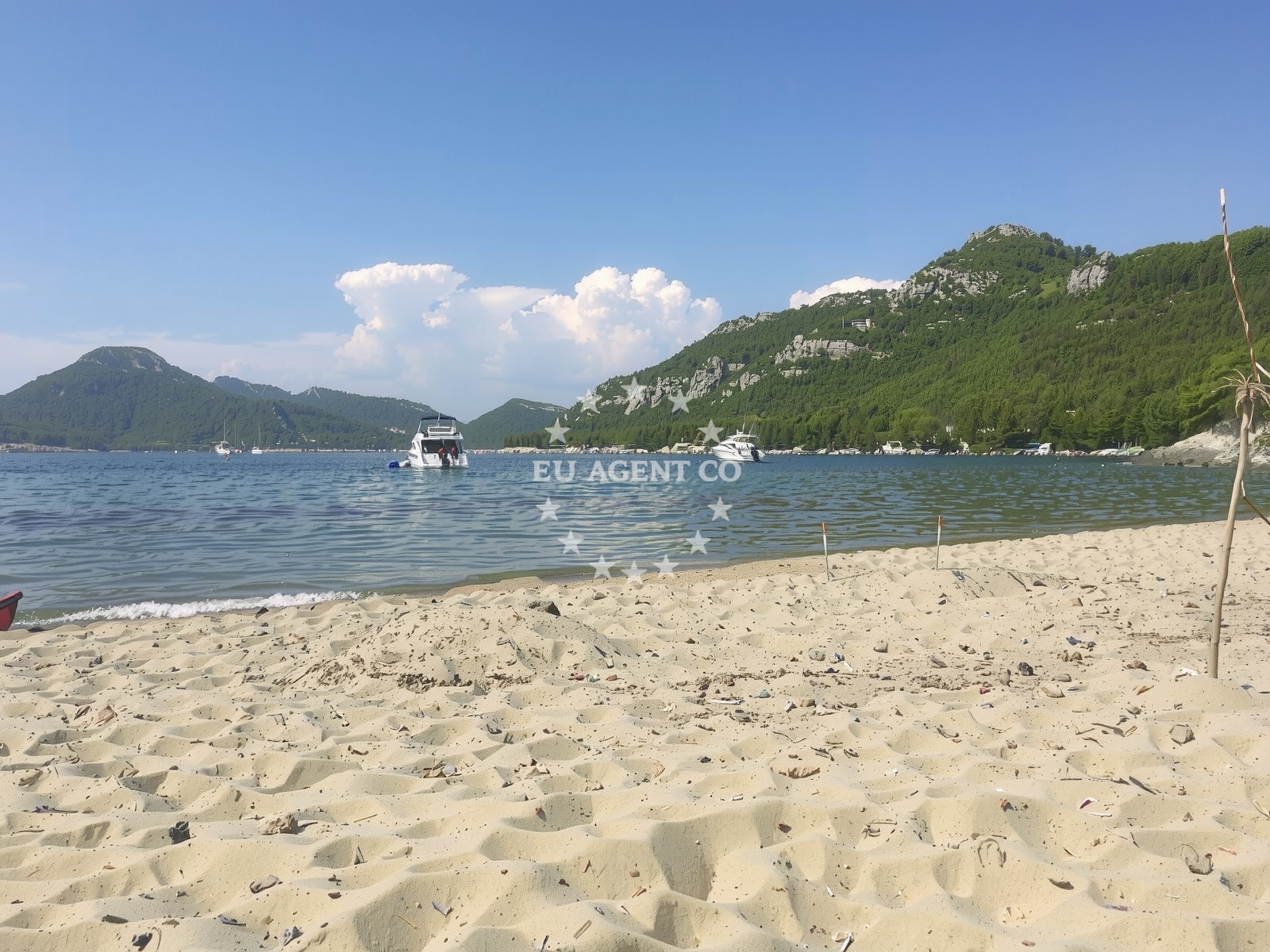 Overview of Olipa beach in Ploča 9, Doli