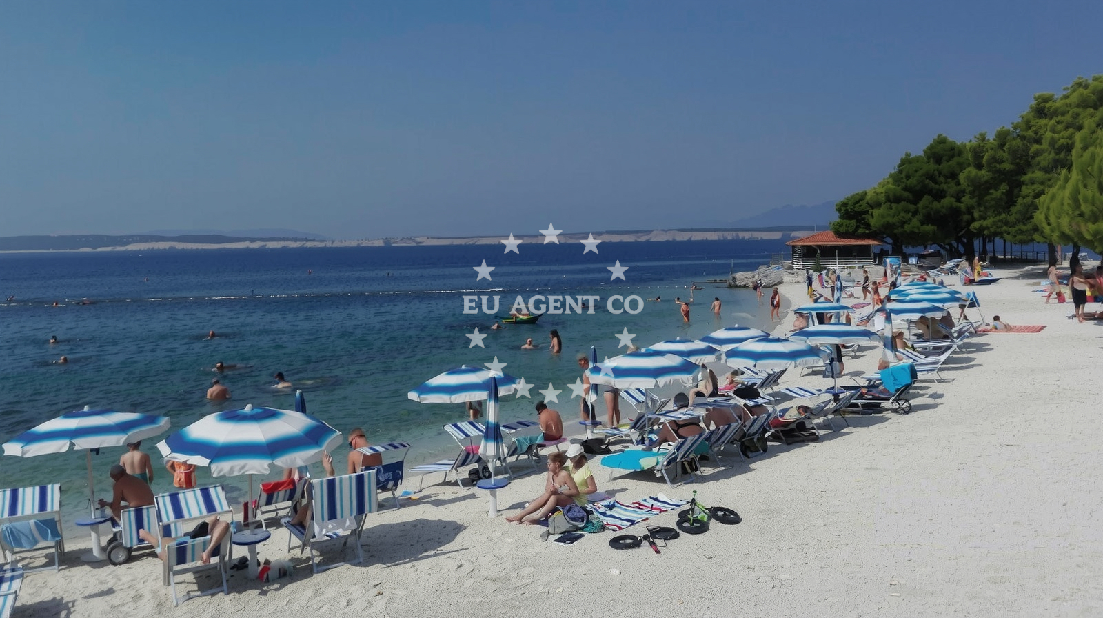 Shoreline and swimming area at Omorika beach II in 14 Gajevo Šetalište, Crikvenica