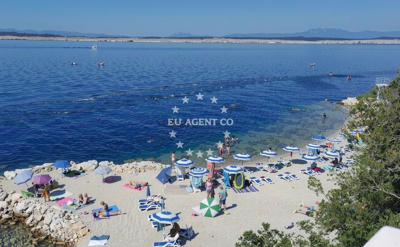 Beach facilities and surroundings at Omorika beach II in 14 Gajevo Šetalište, Crikvenica