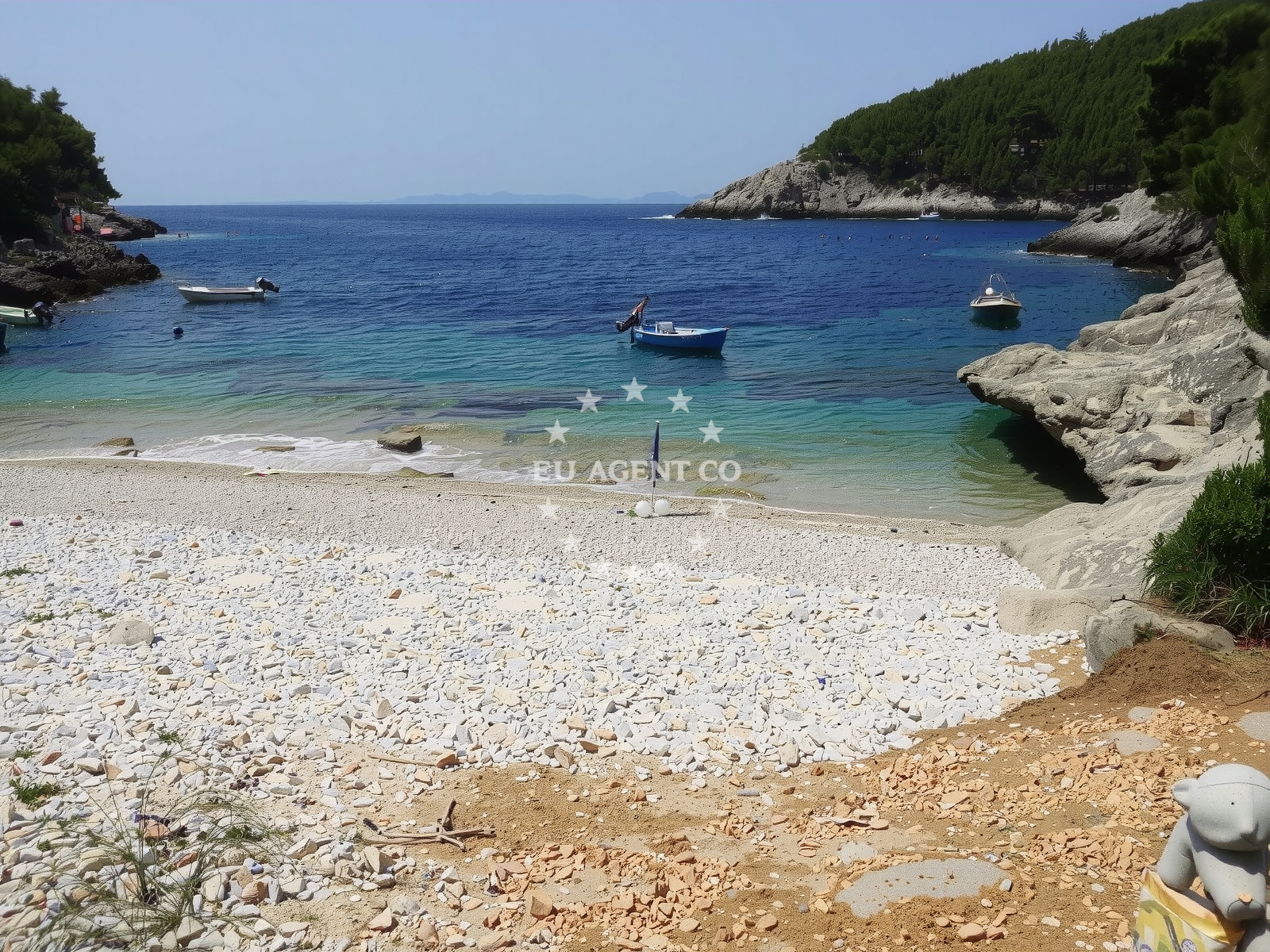 Shoreline and swimming area at Orlandusa beach in Žrnovo 1450, Žrnovo