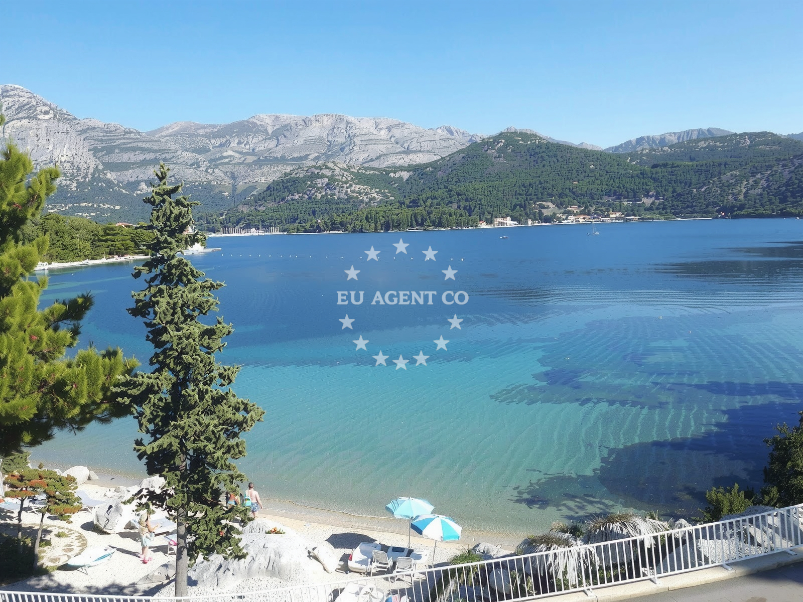 Shoreline and swimming area at Osmine Slano's