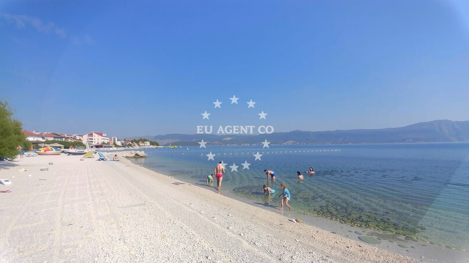 Beach facilities and surroundings at Osoje beach in Liveli 12B Flat 1, Slatine