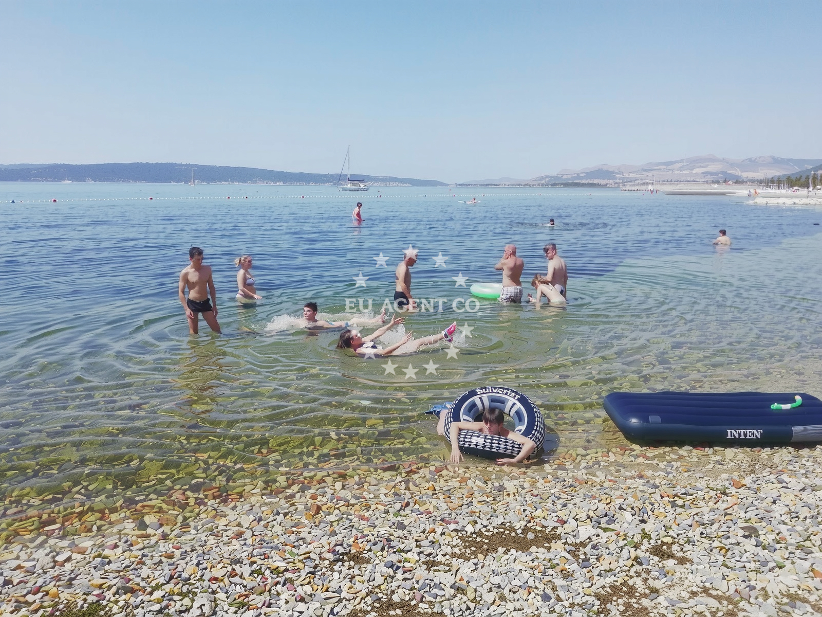Beach facilities and surroundings at Ostrog beach in Štrade ulica 1, Kaštela