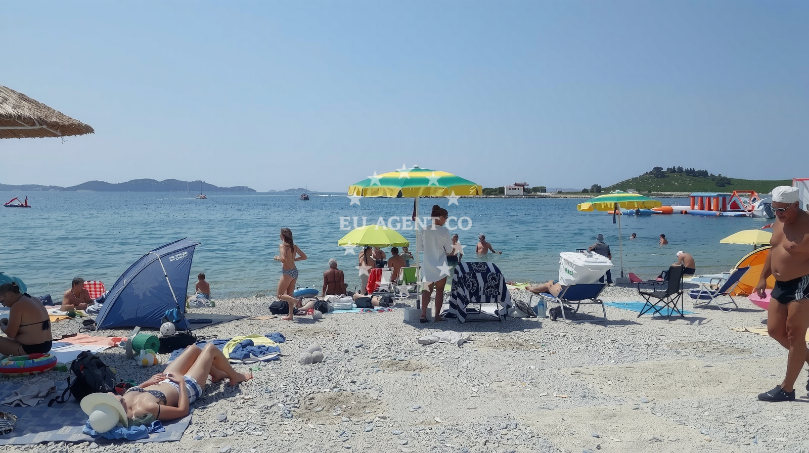 Shoreline and swimming area at Pakostane beach in 76 Ulica kraljice Jelene, Pakoštane