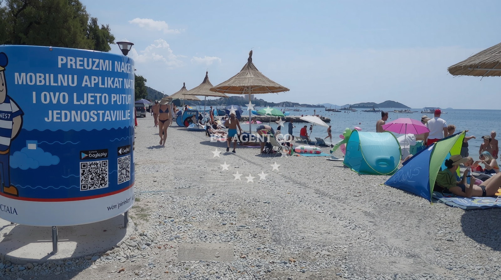 Beach facilities and surroundings at Pakostane beach in 76 Ulica kraljice Jelene, Pakoštane
