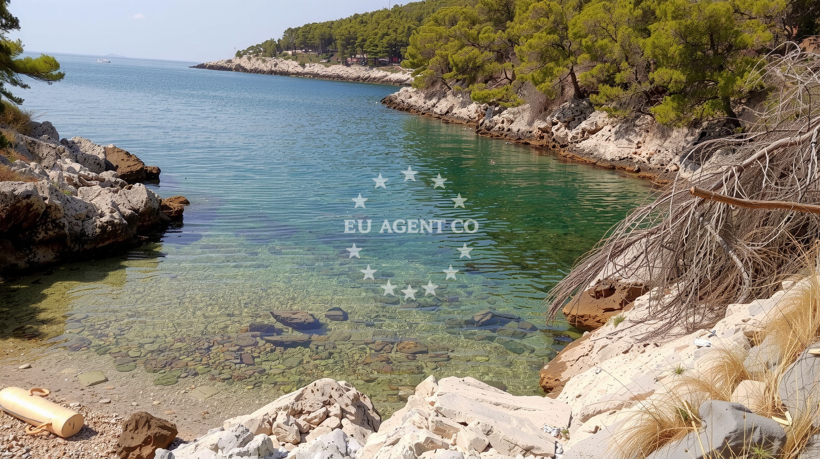 Shoreline and swimming area at Paradiso beach in Brna 654, Smokvica
