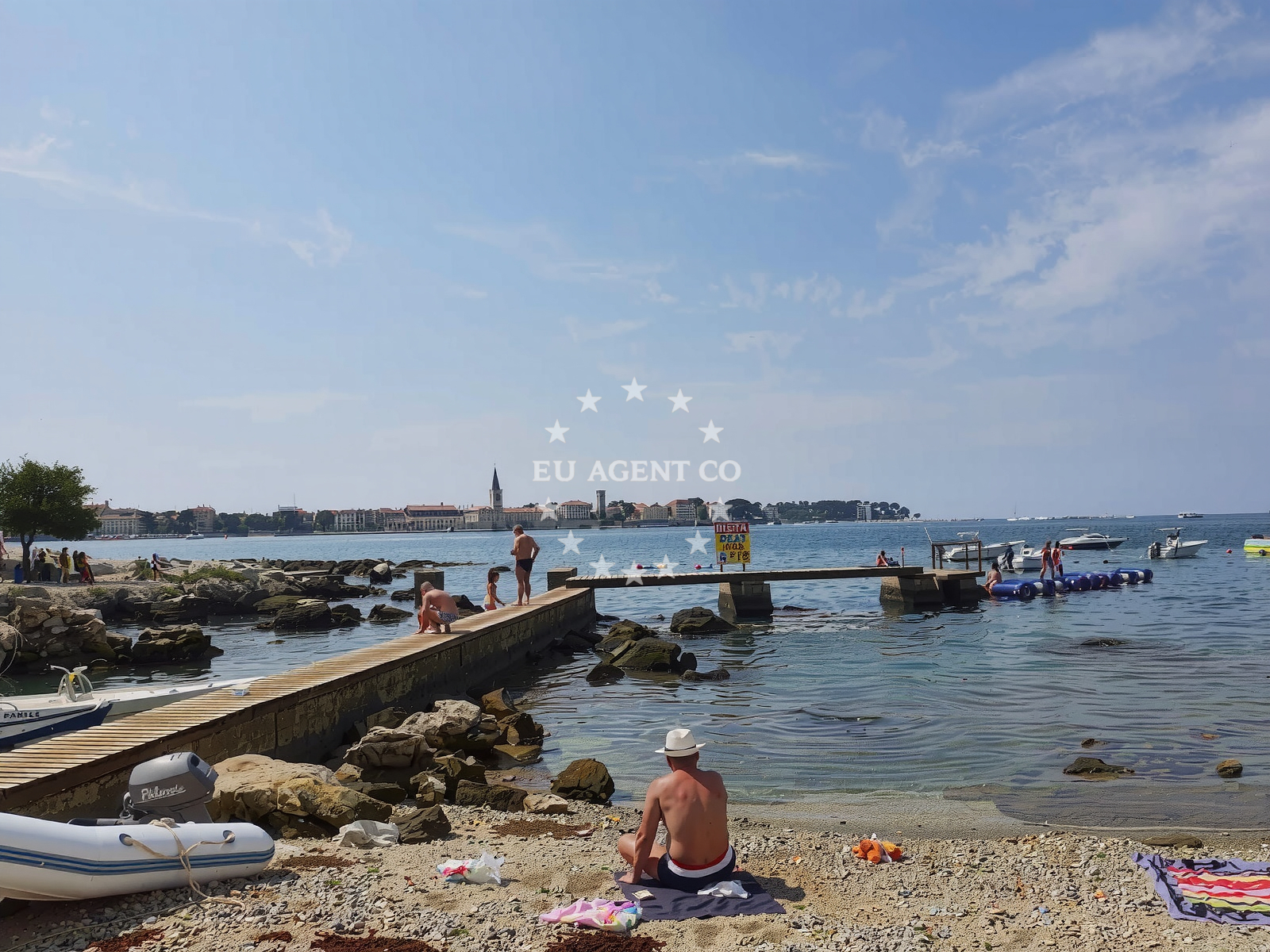 Beach facilities and surroundings at Parentino beach