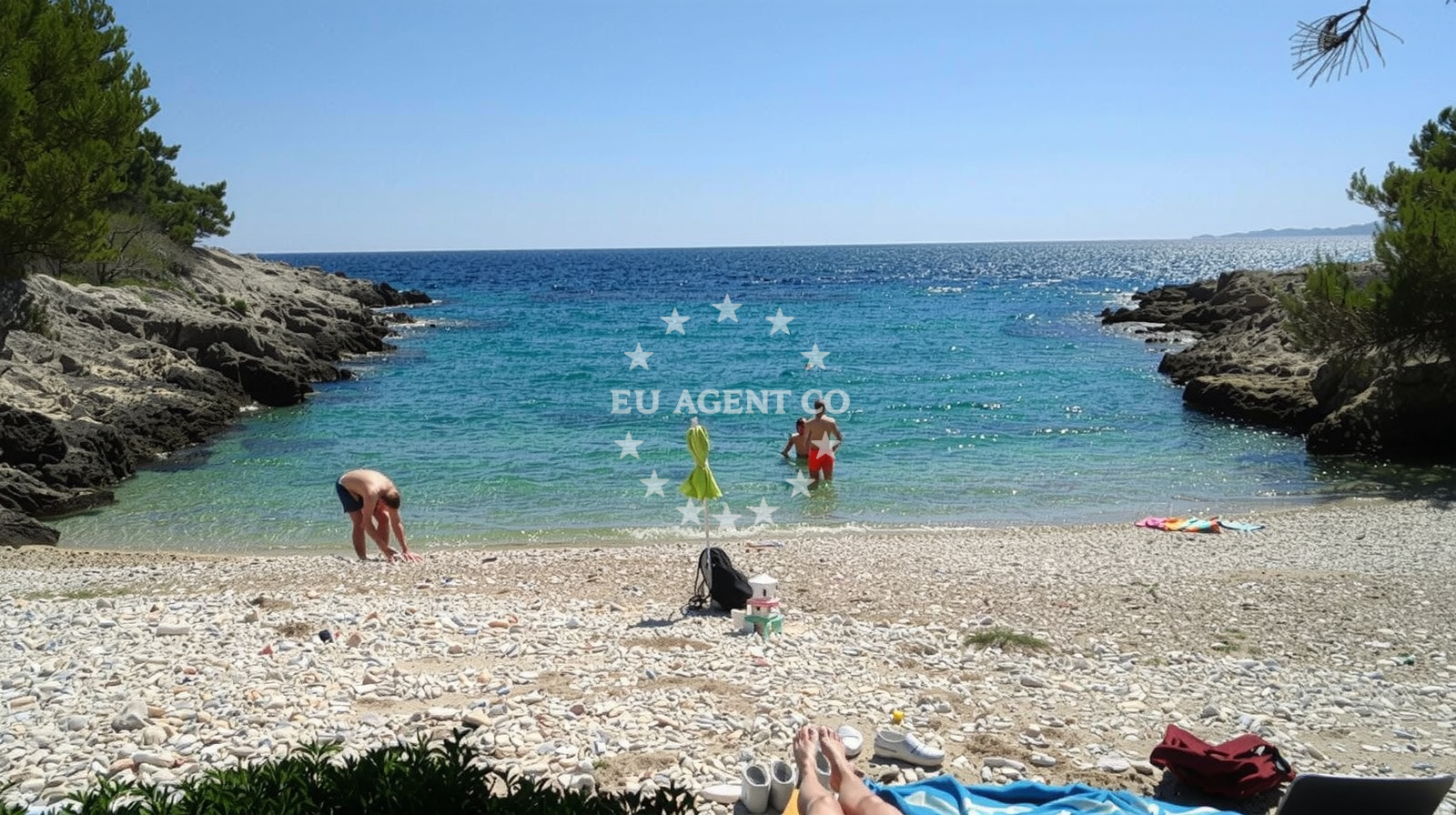 Beach facilities and surroundings at Pascuka beach in Milna, Malo Grablje