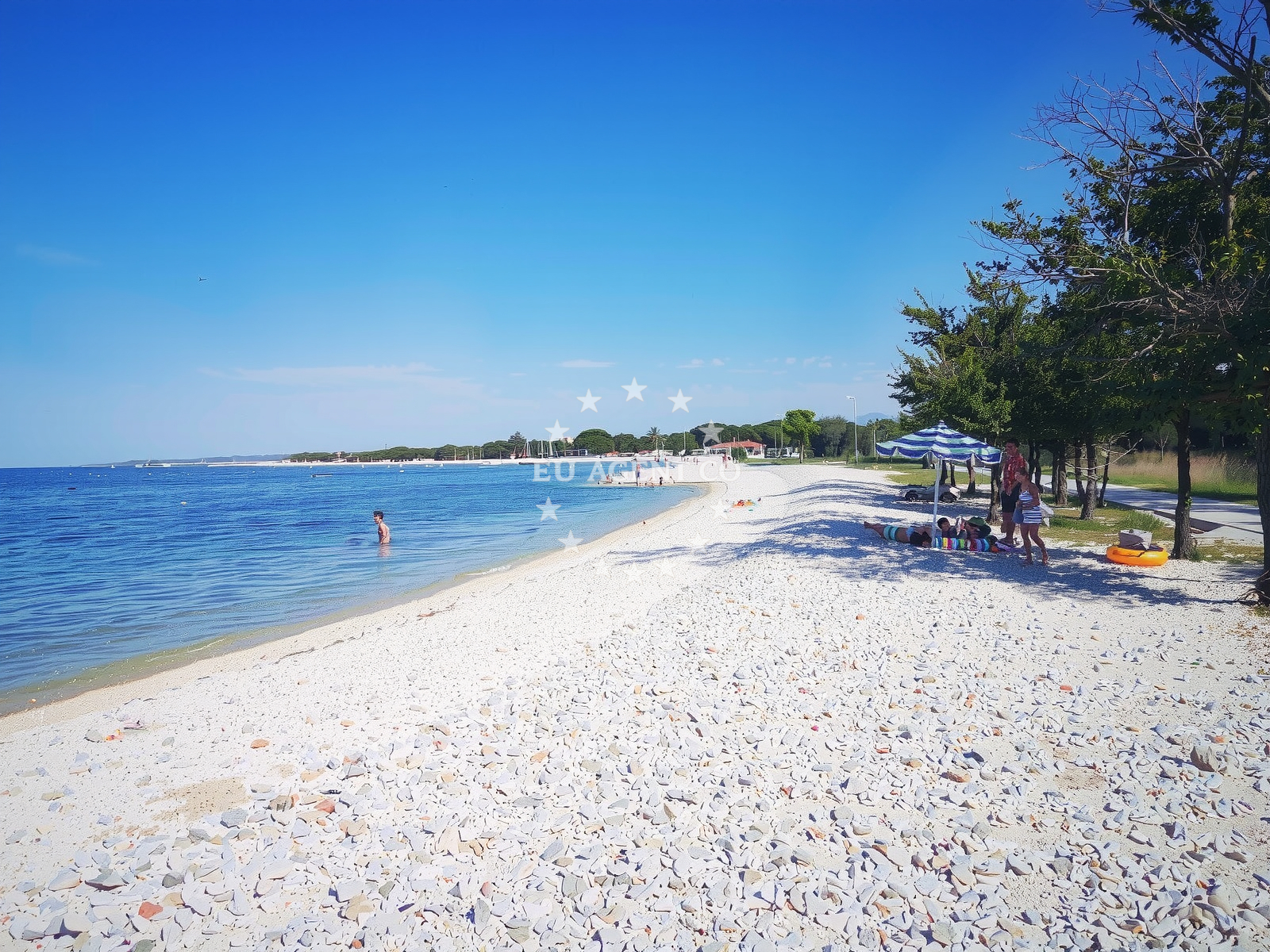 Overview of Pebble beach in Peroj 1080, Peroj