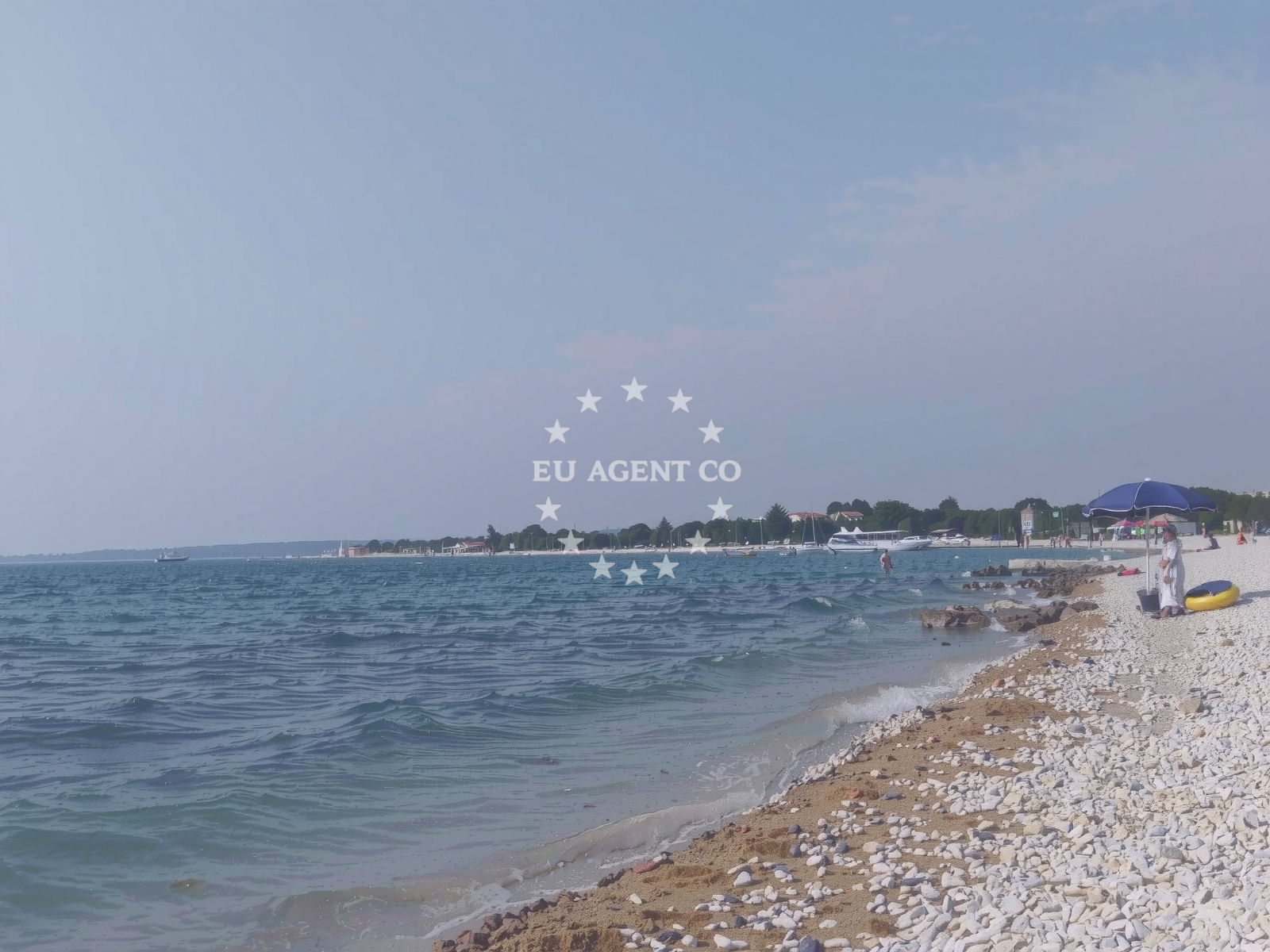 Beach facilities and surroundings at Pebble beach in Peroj 1080, Peroj