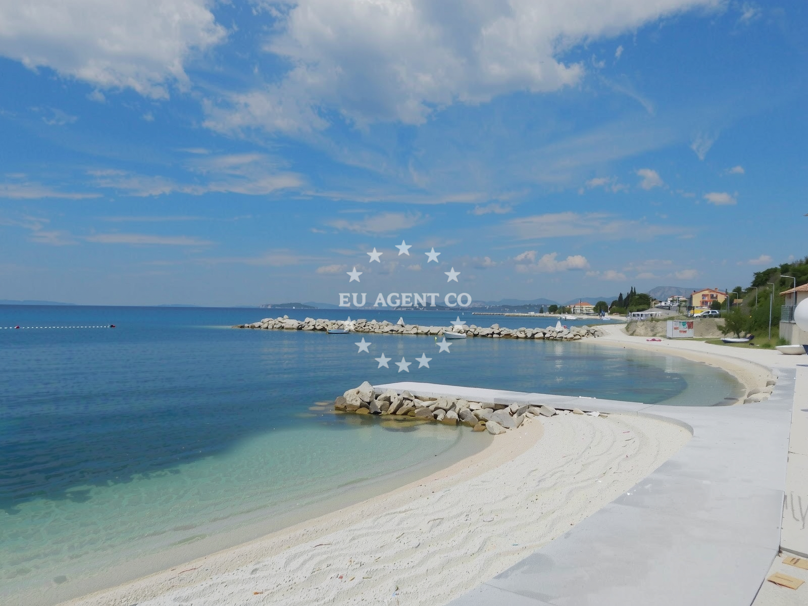 Overview of Pebble beach in Omanusa ulica 3, Podstrana