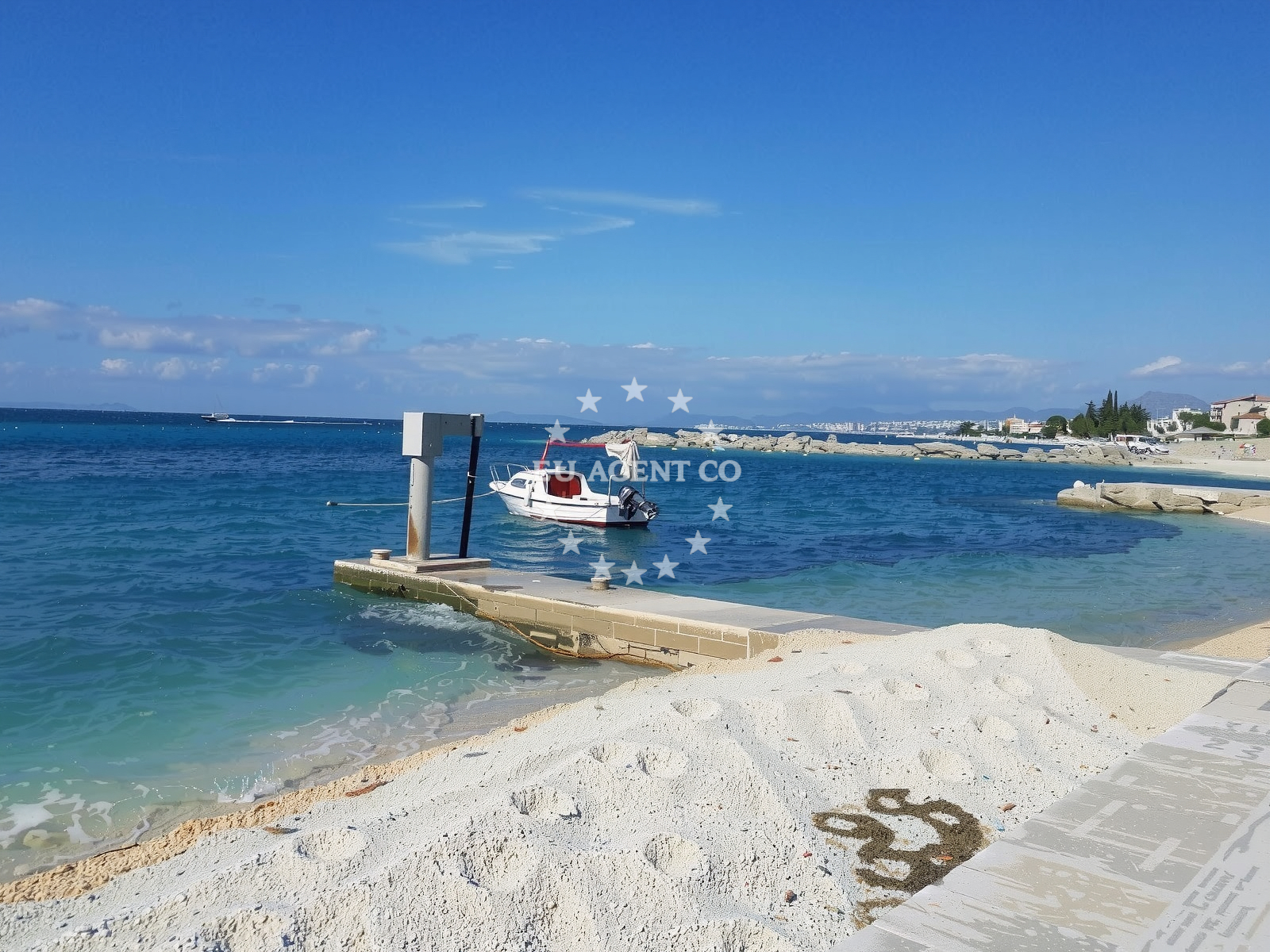 Shoreline and swimming area at Pebble beach in Omanusa ulica 3, Podstrana