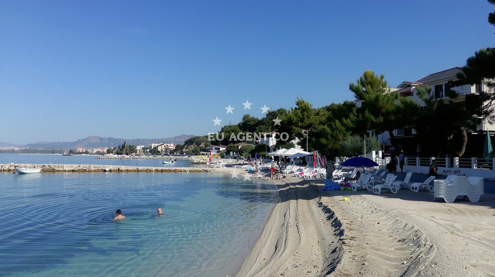 Beach facilities and surroundings at Pebble beach in Omanusa ulica 3, Podstrana