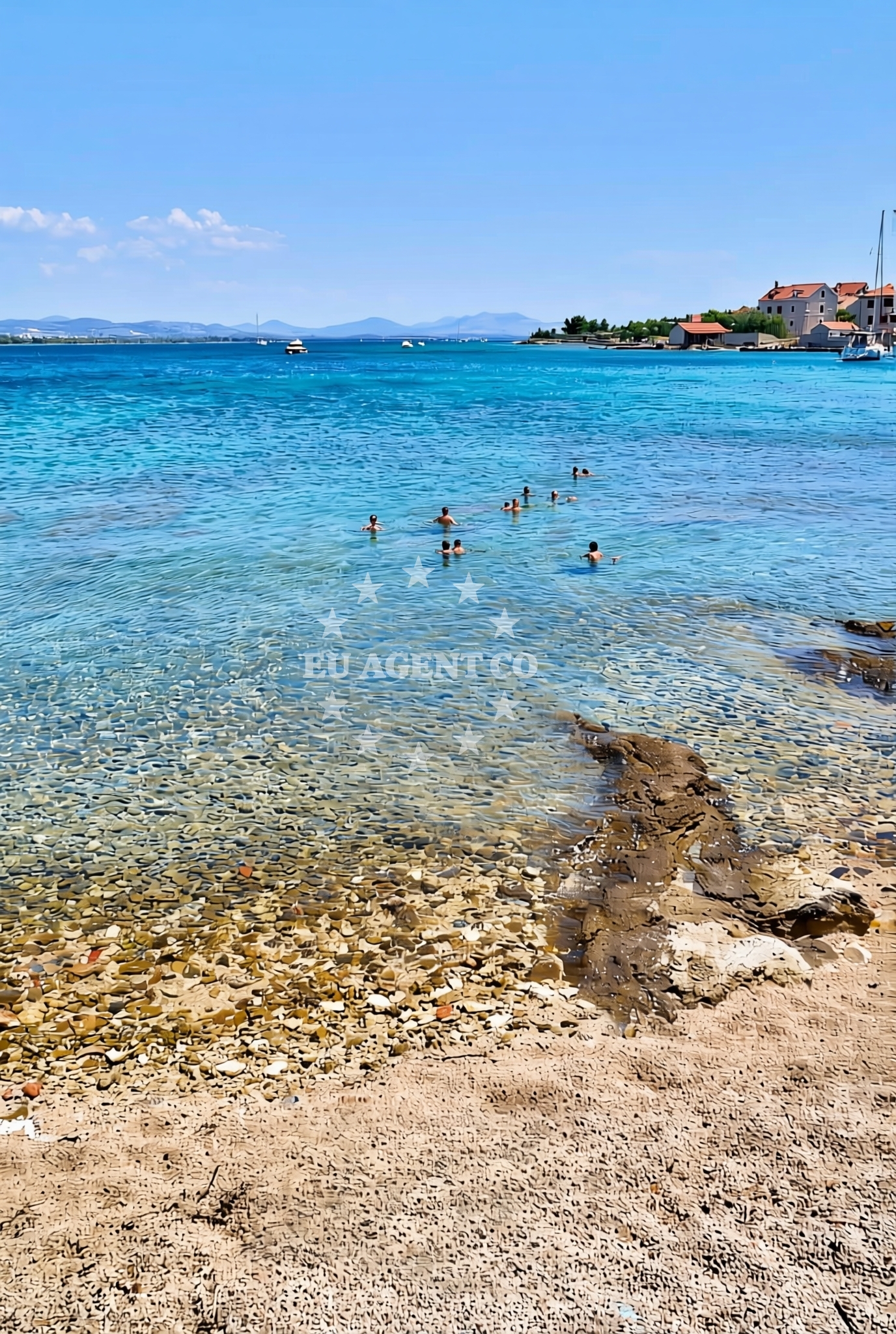 Shoreline and swimming area at Perolin gat jug, Prvić Šepurine (Prvić) Beach in Perolin gat jug