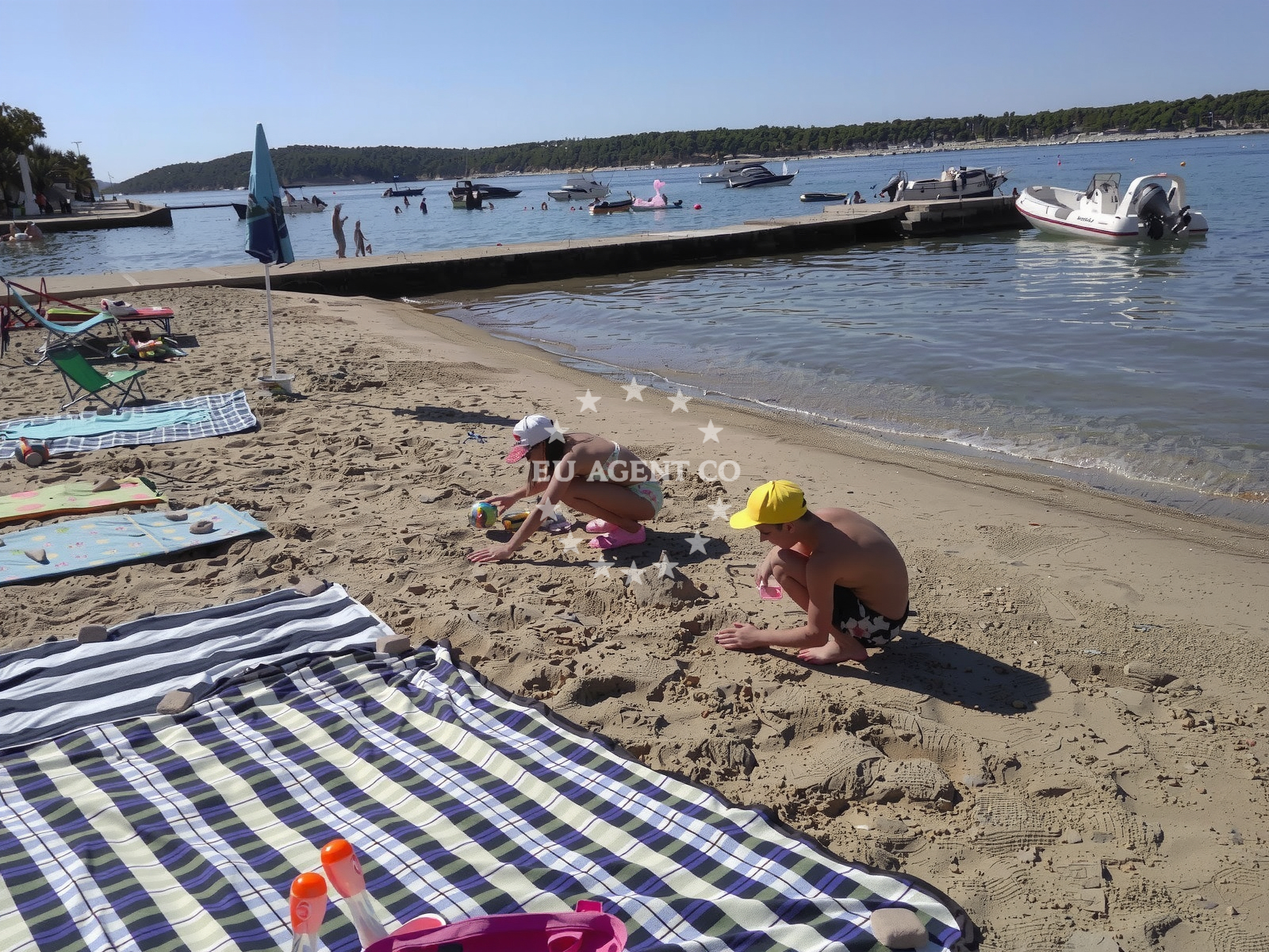 Shoreline and swimming area at Petrac beach in 598 Banjol, Rab