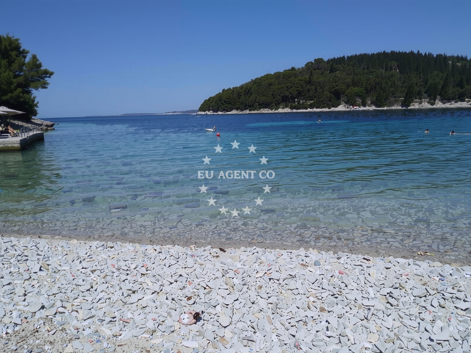 Beach facilities and surroundings at Picena beach in picena 9, Vela Luka