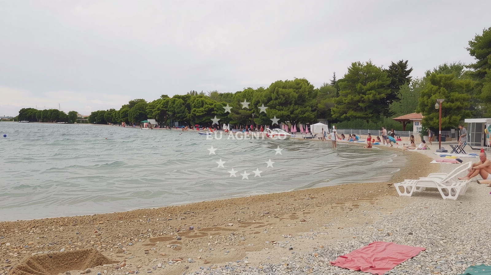 Beach facilities and surroundings at Pirovac beach in Mecanovo 34, Pirovac